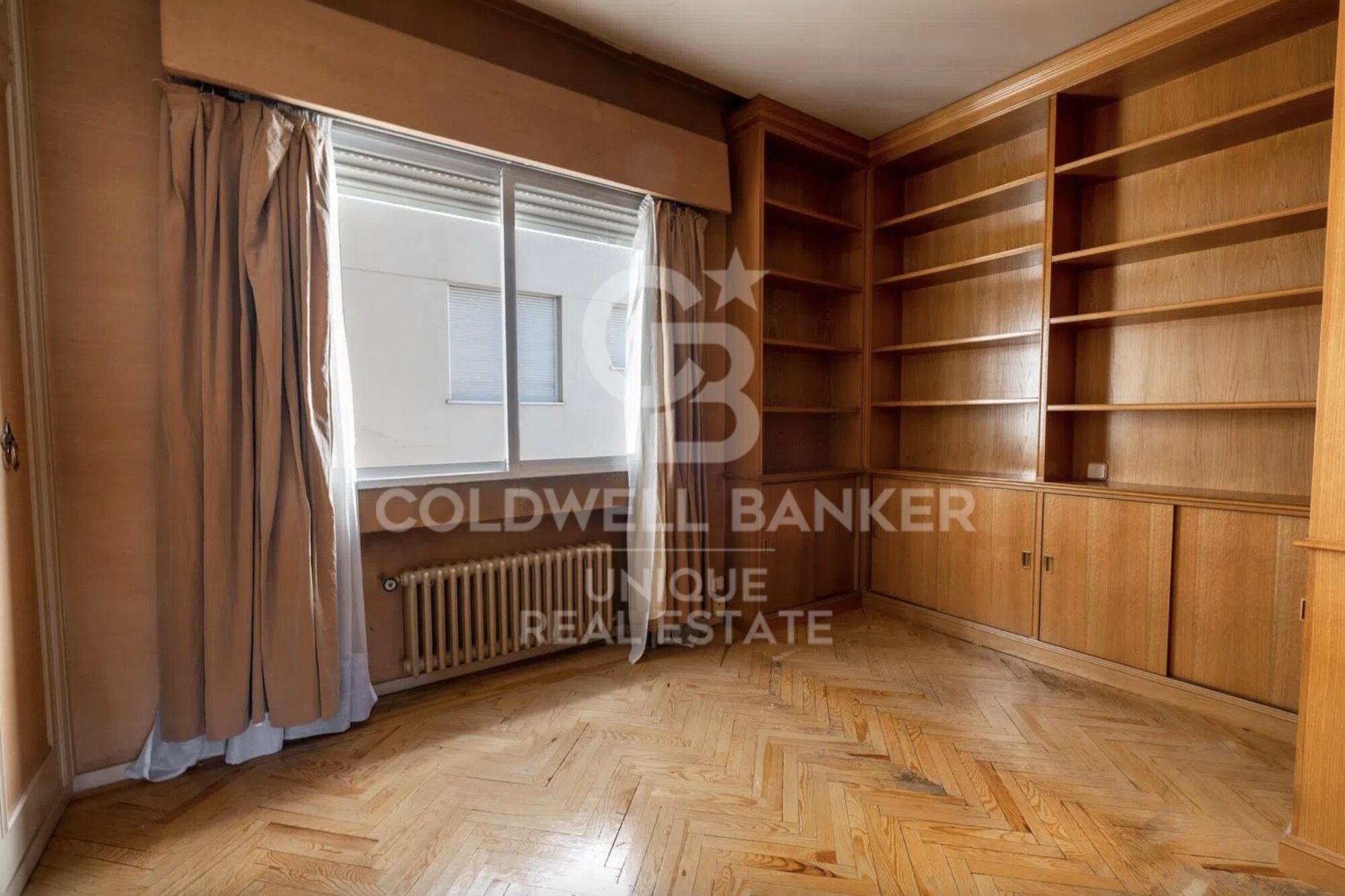 Four-bedroom apartment with terrace for renovation in Almagro, Madrid.