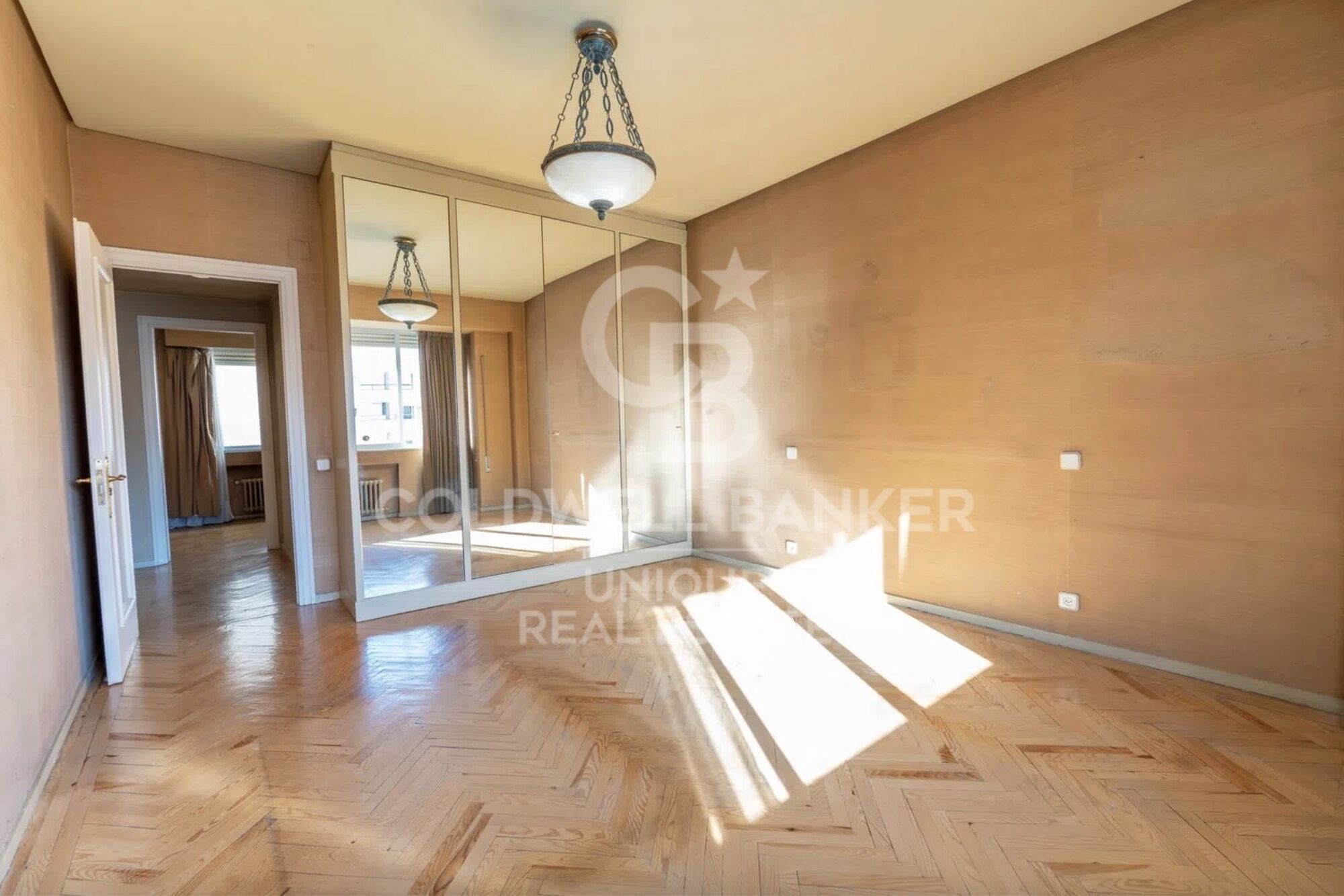 Four-bedroom apartment with terrace for renovation in Almagro, Madrid.