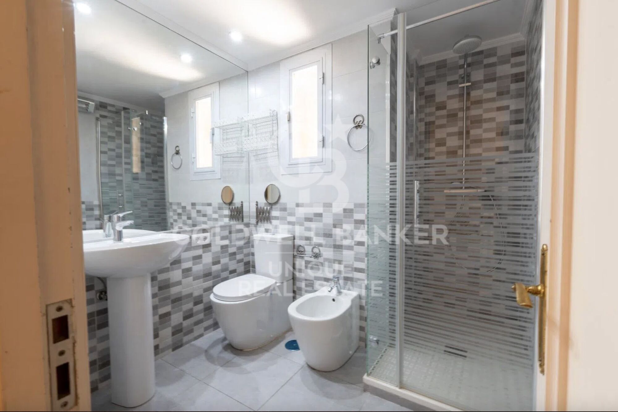 Four-bedroom apartment with terrace for renovation in Almagro, Madrid.