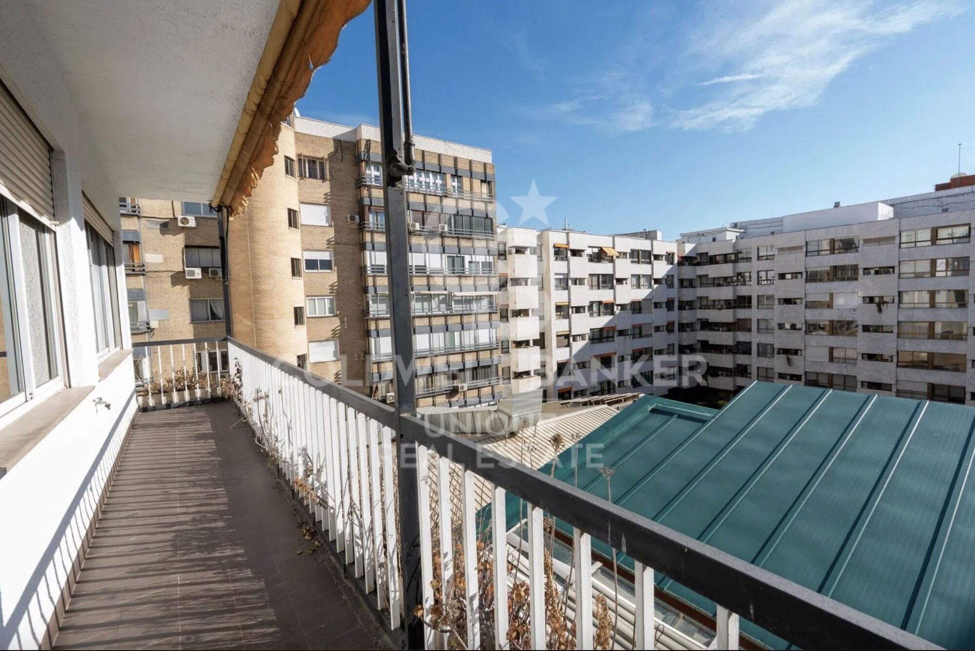 Four-bedroom apartment with terrace for renovation in Almagro, Madrid.