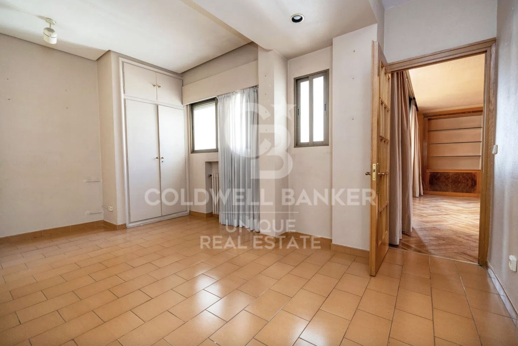 Four-bedroom apartment with terrace for renovation in Almagro, Madrid.