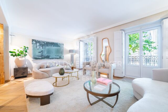Renovated exterior apartment in Recoletos, Madrid.