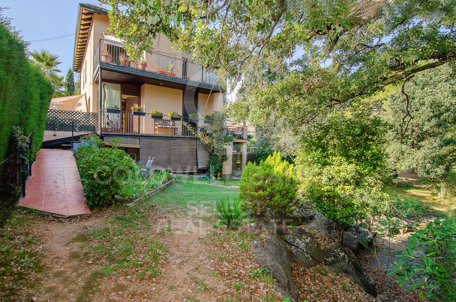 oportunidad! 2 casas adosadas + solar plano segregable al lado de la estación de Bellaterra