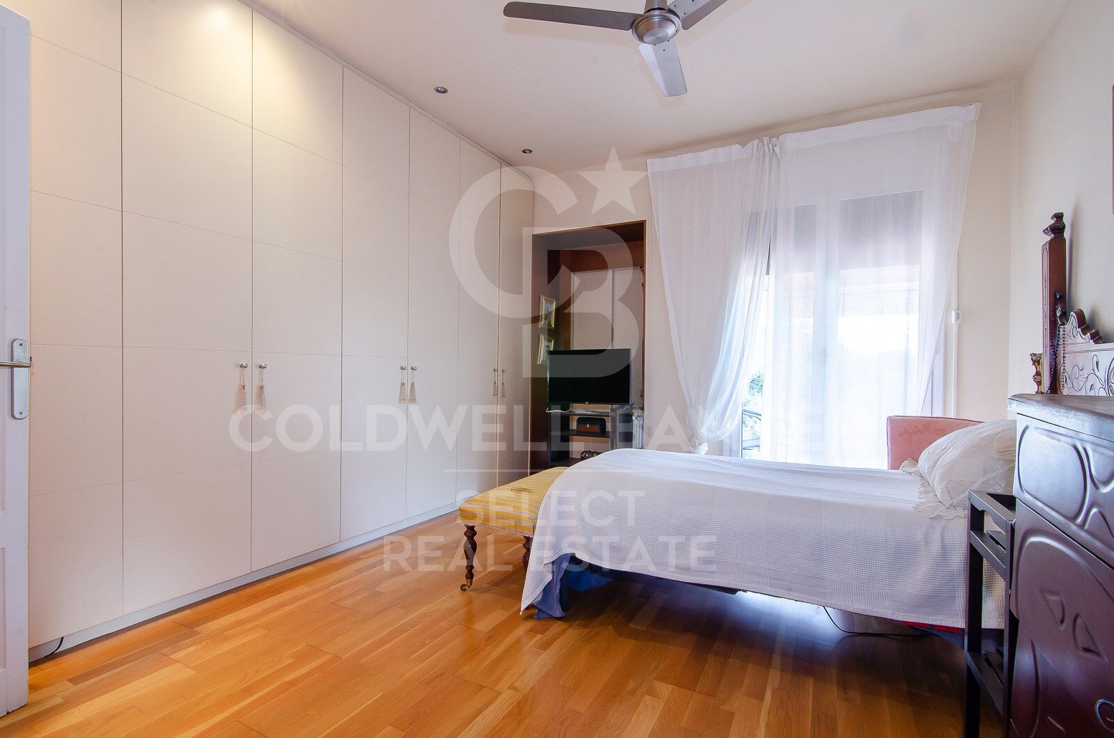 oportunidad! 2 casas adosadas + solar plano segregable al lado de la estación de Bellaterra