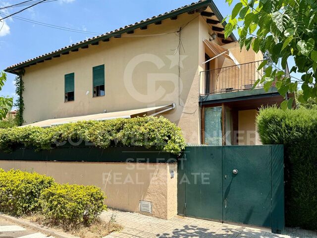 Opportunity! 2 semi-detached houses + a separable flat plot next to Bellaterra station.