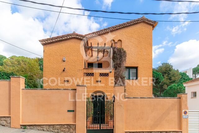 Detached house for sale in Peu de Funicular with garden, just 3 minutes from the funicular and 15 from the centre of Barcelona, surrounded by nature,