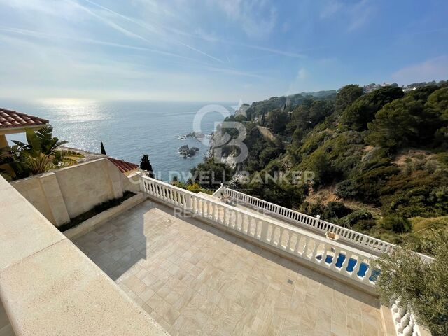 Elegante villa con piscina y vistas panorámicas en Lloret de Mar