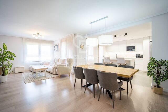 Vivienda de diseño en urbanización con terraza, piscina, pádel, garaje en Alfahuir.