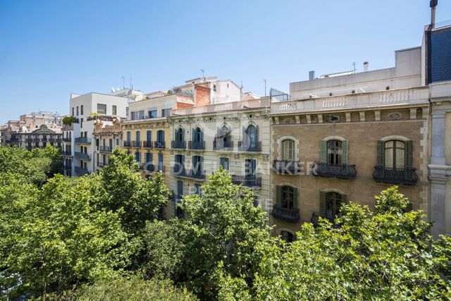 Bright flat with views in Rambla Cataluña for sale