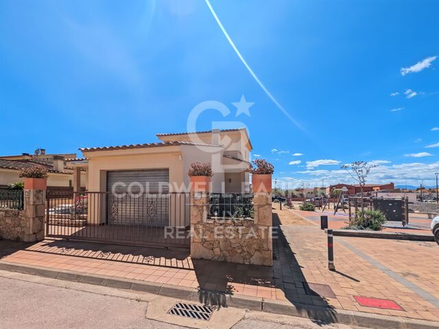Casa independiente de 3 habitaciones con terraza y garaje en Pau