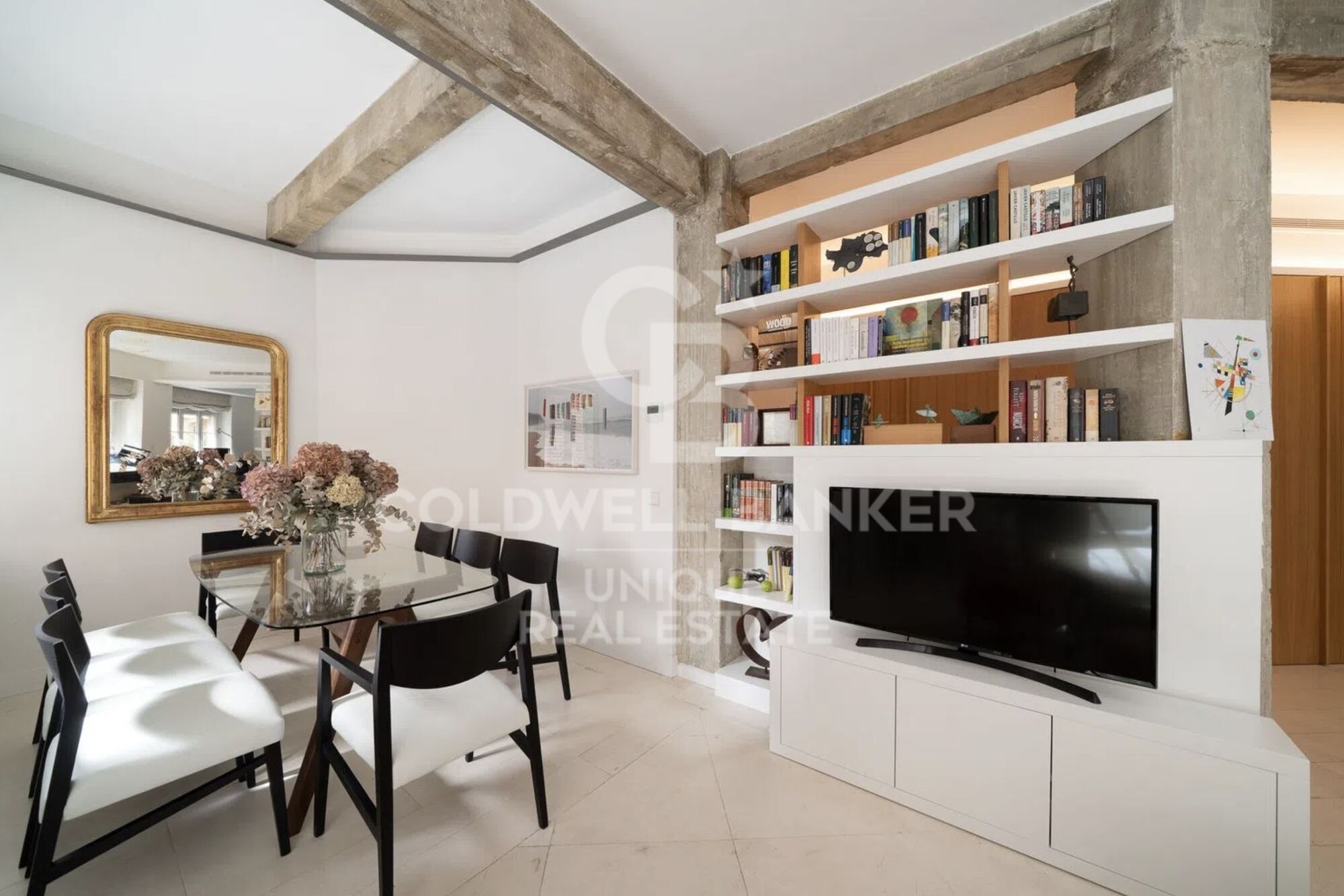 Exterior apartment with storage room and garage in Chamberí, Madrid