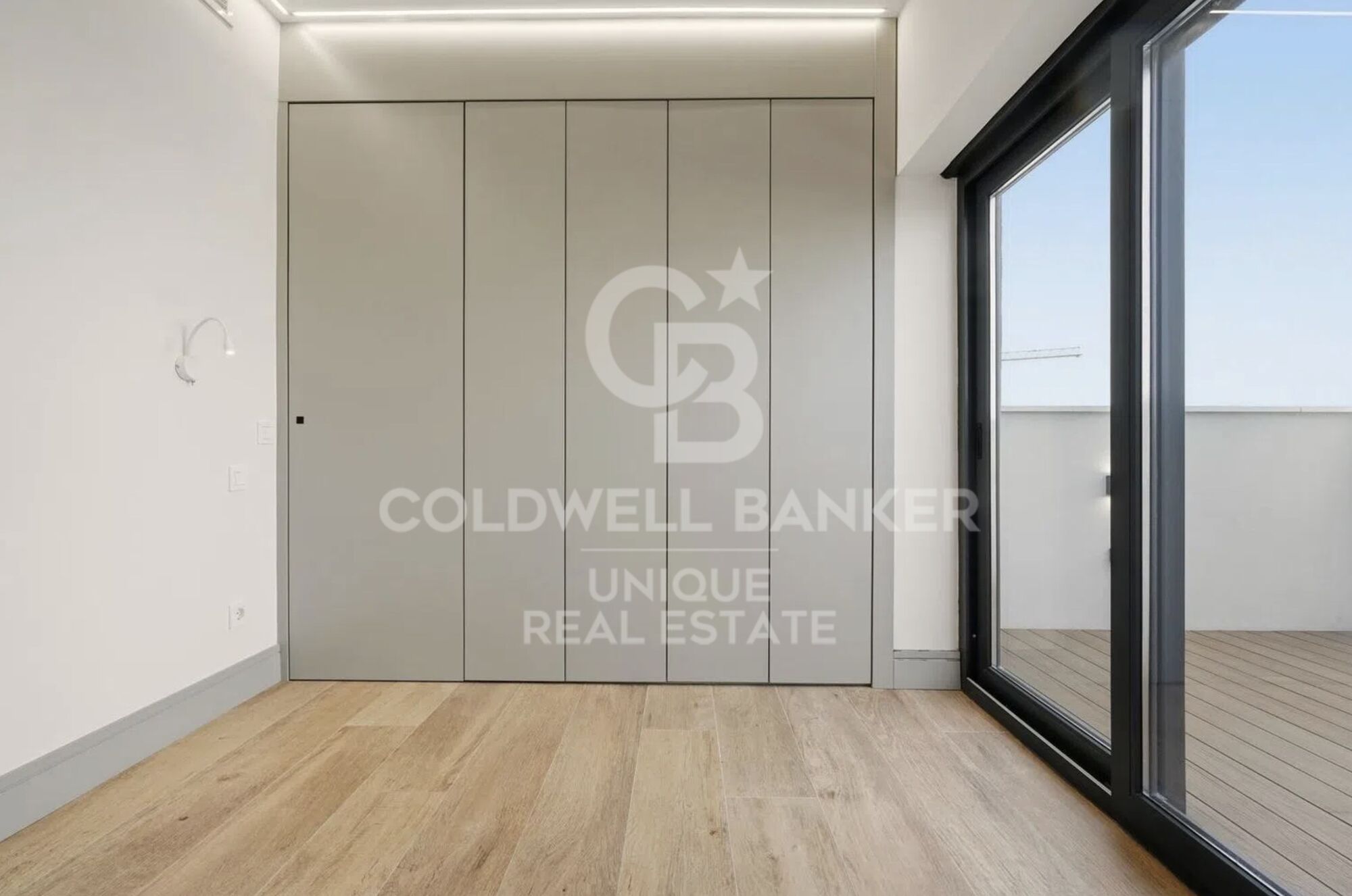 Renovated penthouse with terrace, garage, and storage room in Chamberí, Madrid