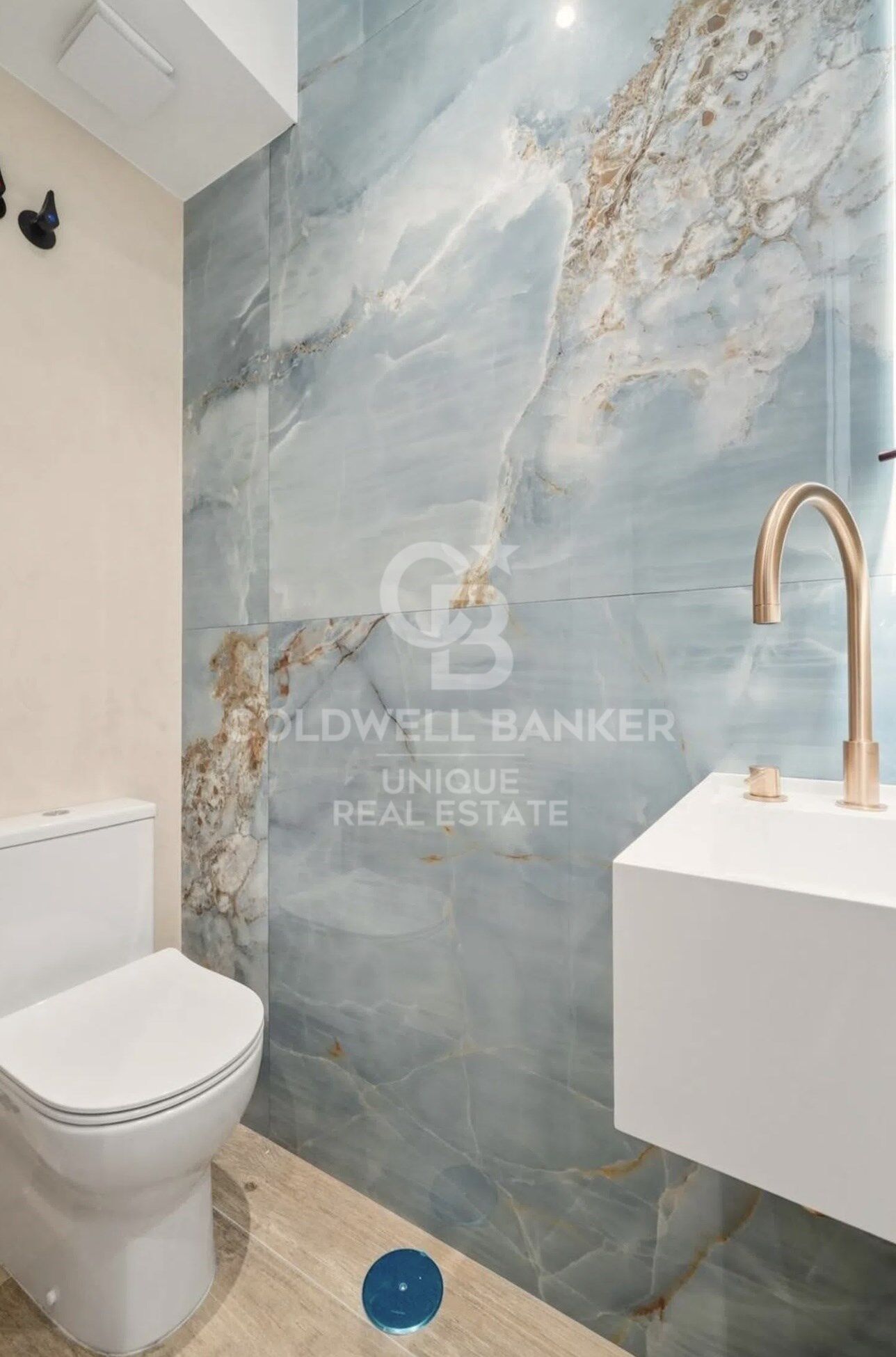 Renovated penthouse with terrace, garage, and storage room in Chamberí, Madrid