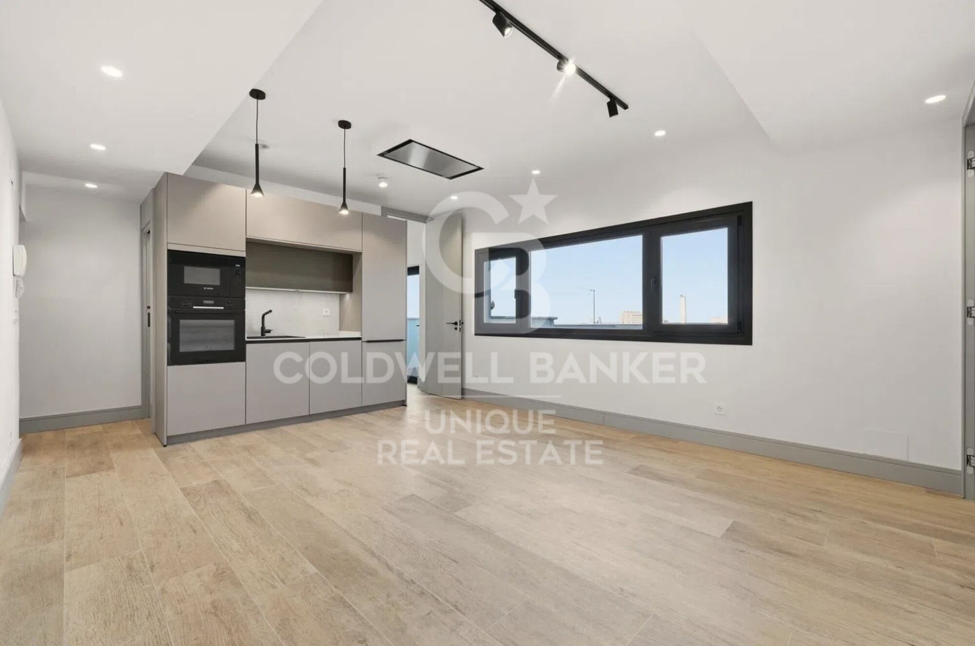 Renovated penthouse with terrace, garage, and storage room in Chamberí, Madrid