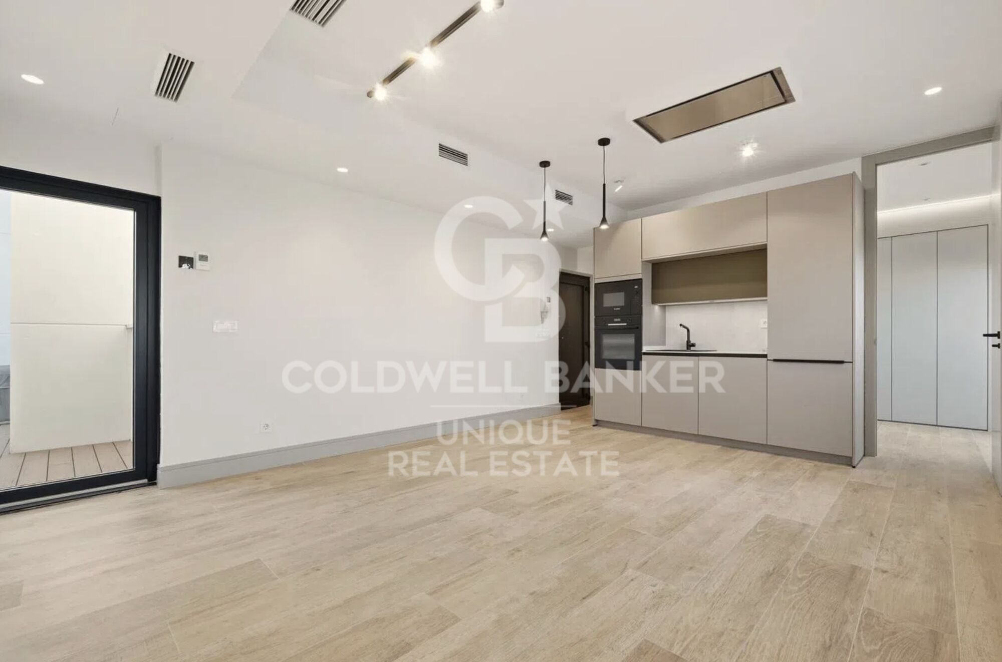 Renovated penthouse with terrace, garage, and storage room in Chamberí, Madrid
