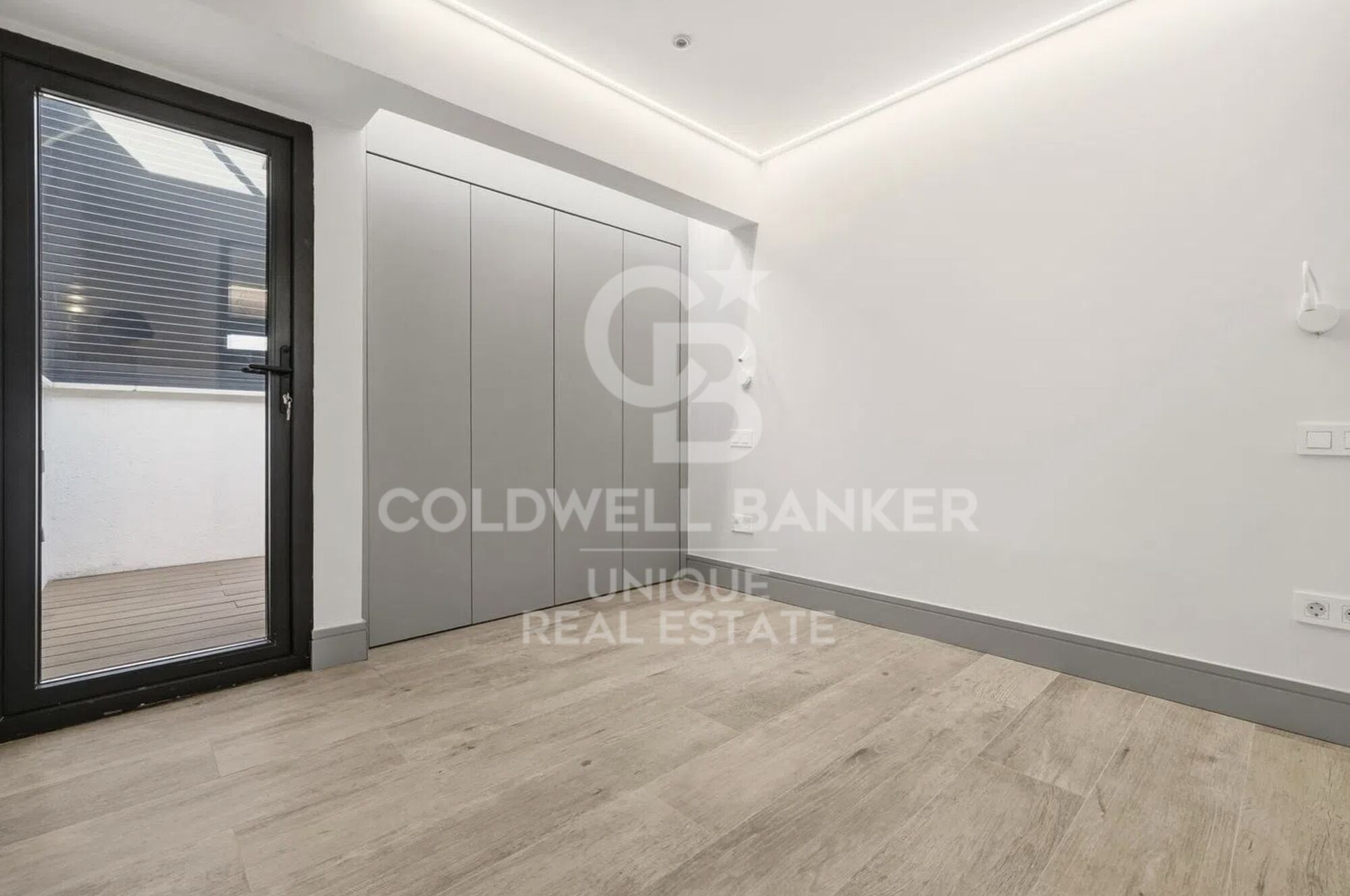 Renovated penthouse with terrace, garage, and storage room in Chamberí, Madrid