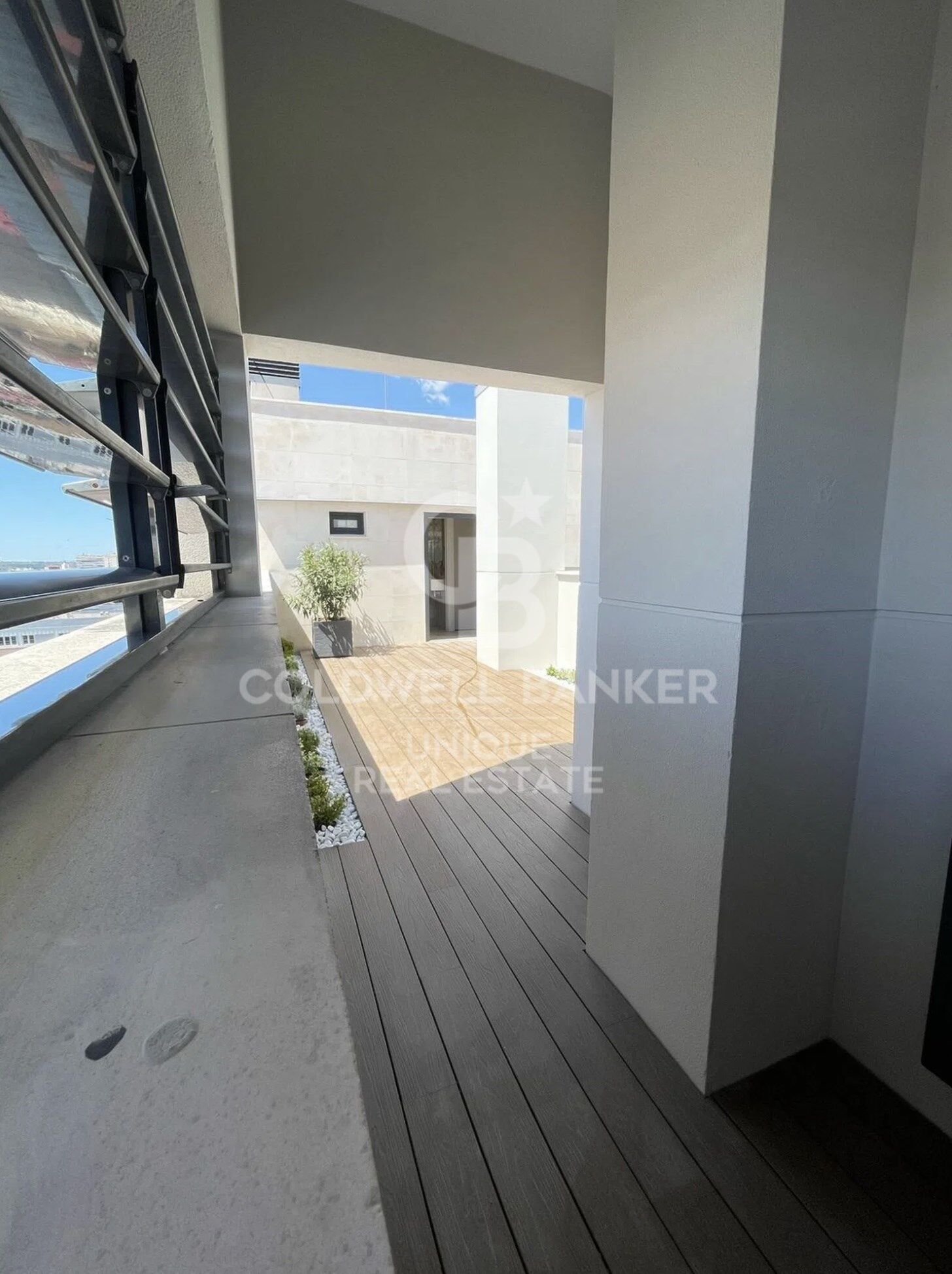 Renovated penthouse with terrace, garage, and storage room in Chamberí, Madrid