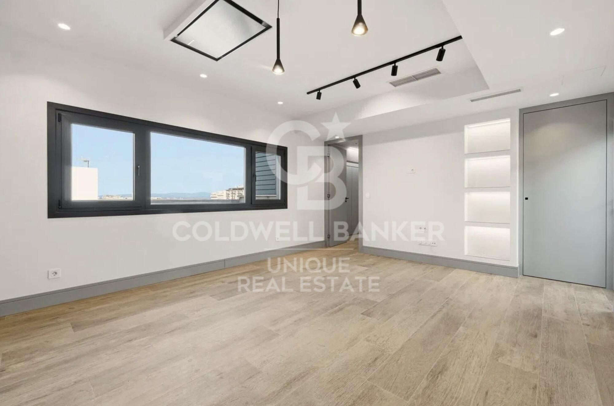 Renovated penthouse with terrace, garage, and storage room in Chamberí, Madrid