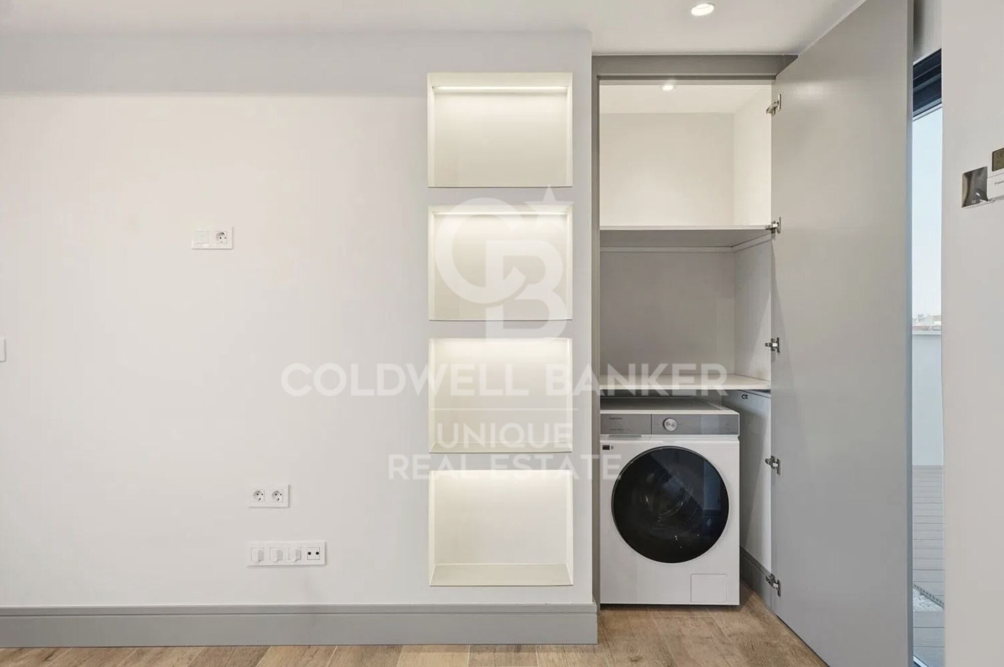 Renovated penthouse with terrace, garage, and storage room in Chamberí, Madrid
