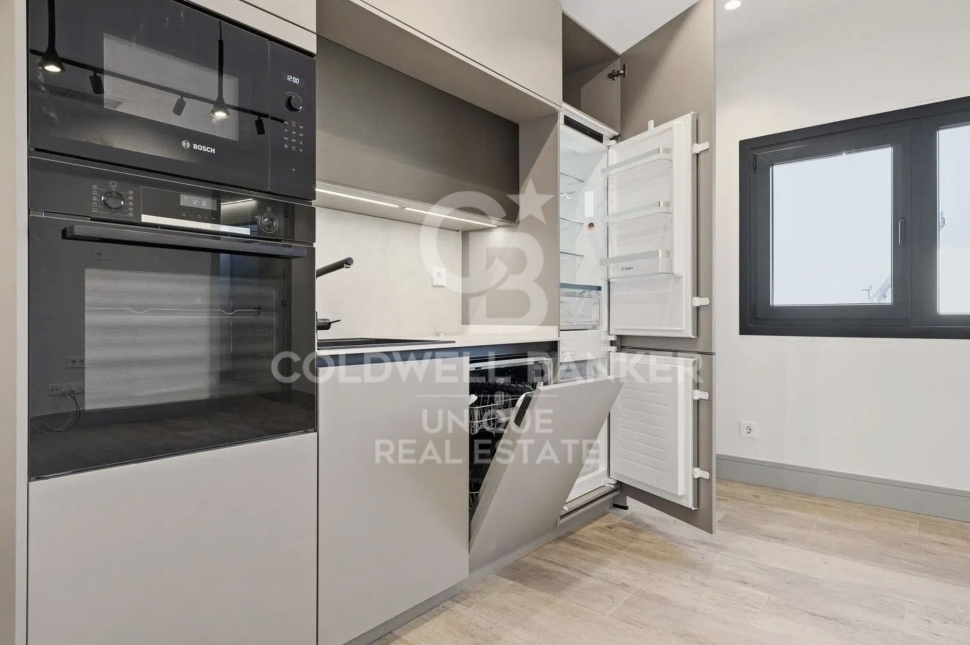Renovated penthouse with terrace, garage, and storage room in Chamberí, Madrid
