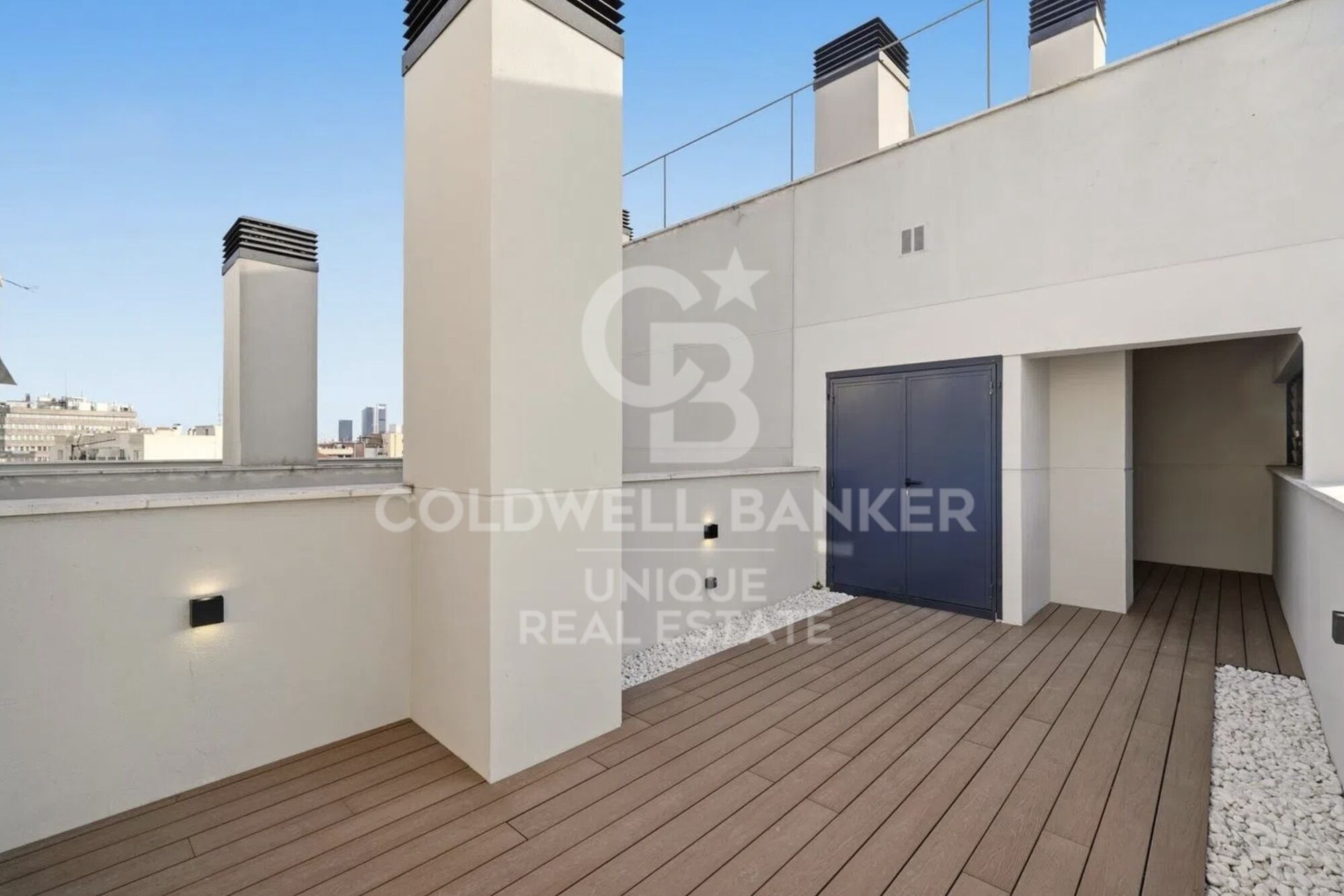 Renovated penthouse with terrace, garage, and storage room in Chamberí, Madrid