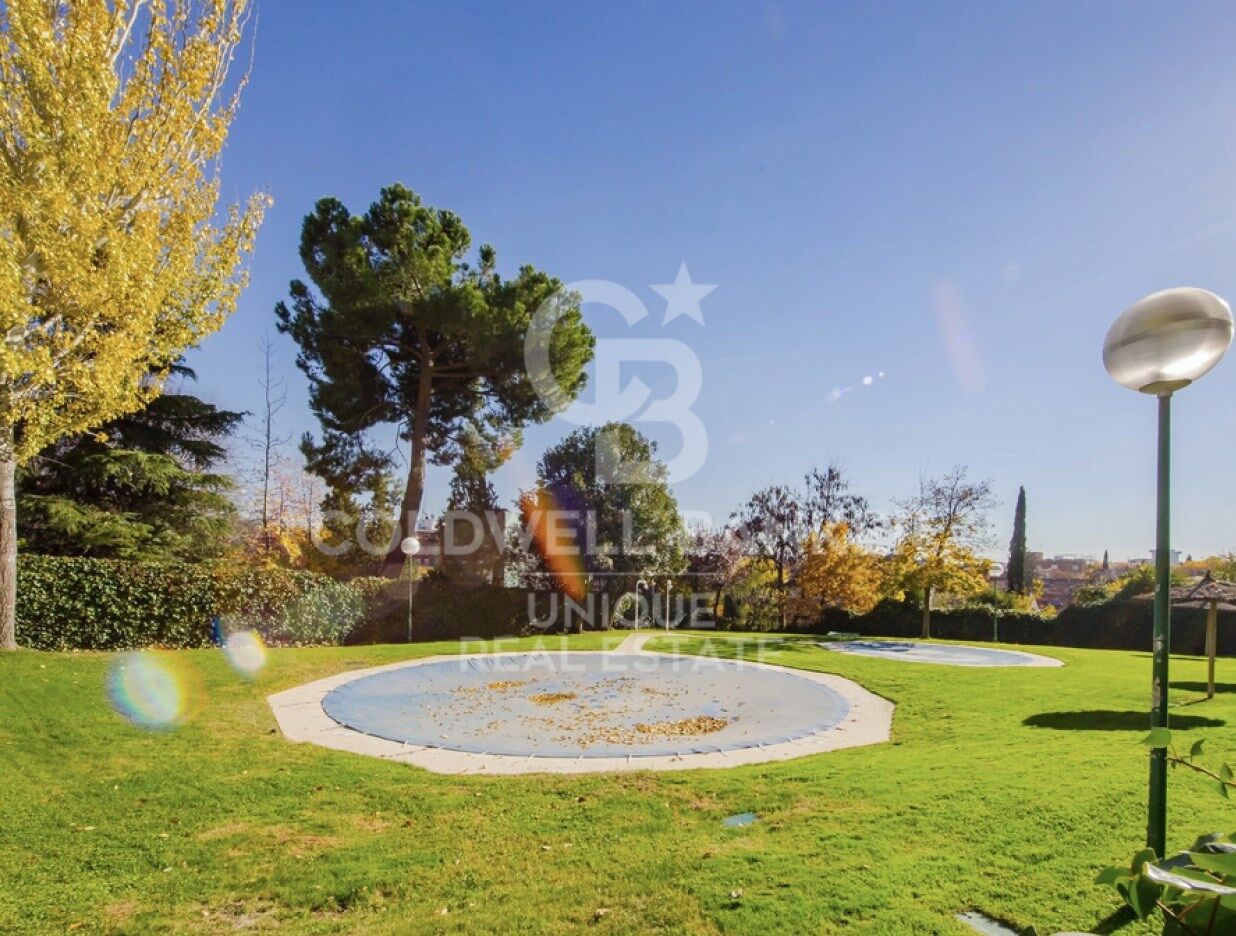 Renovated exterior apartment with swimming pool, garden and garage in Hipanoamérica, Madrid