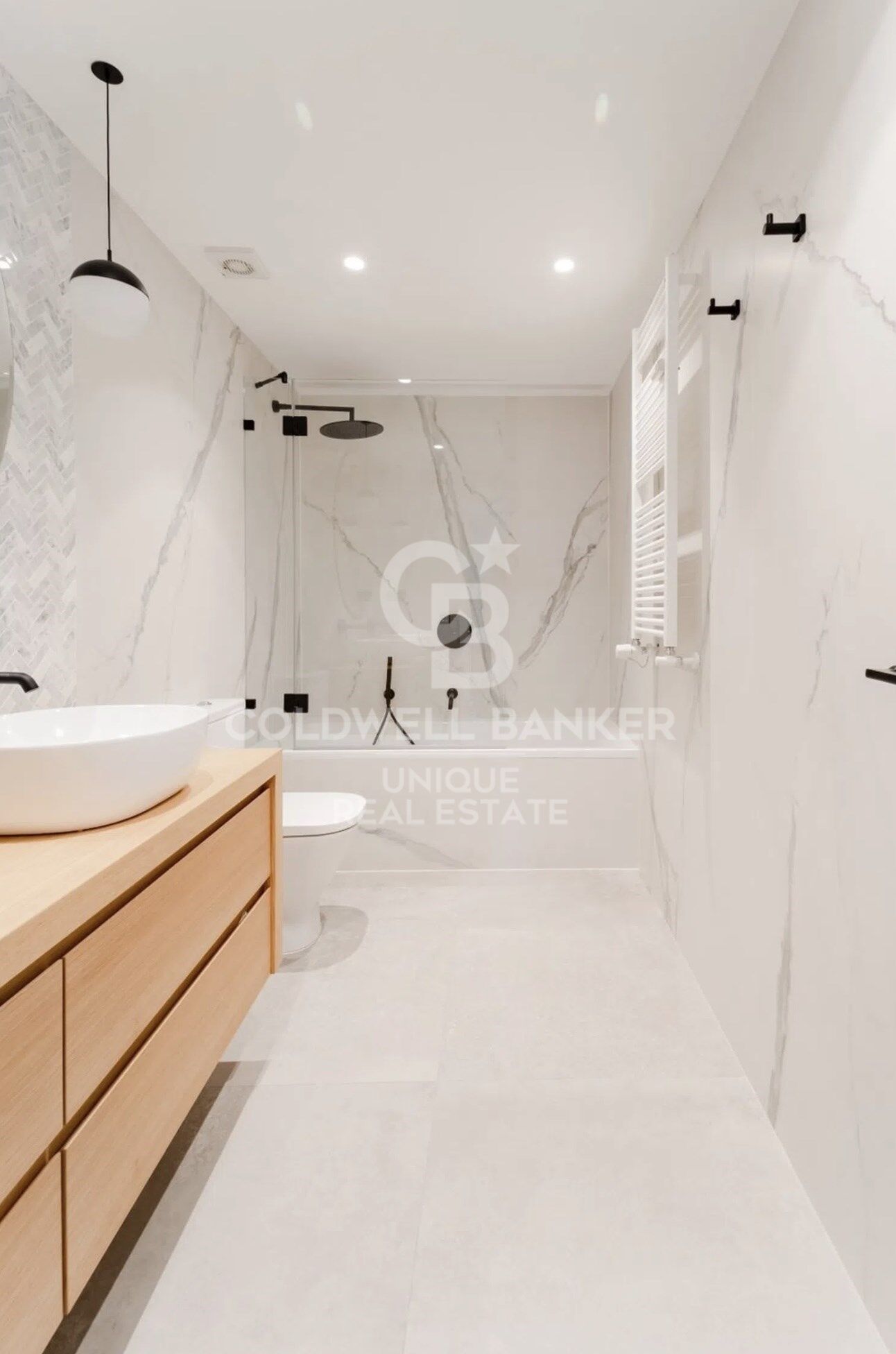 Renovated penthouse with terrace and storage room in Castellana, Madrid