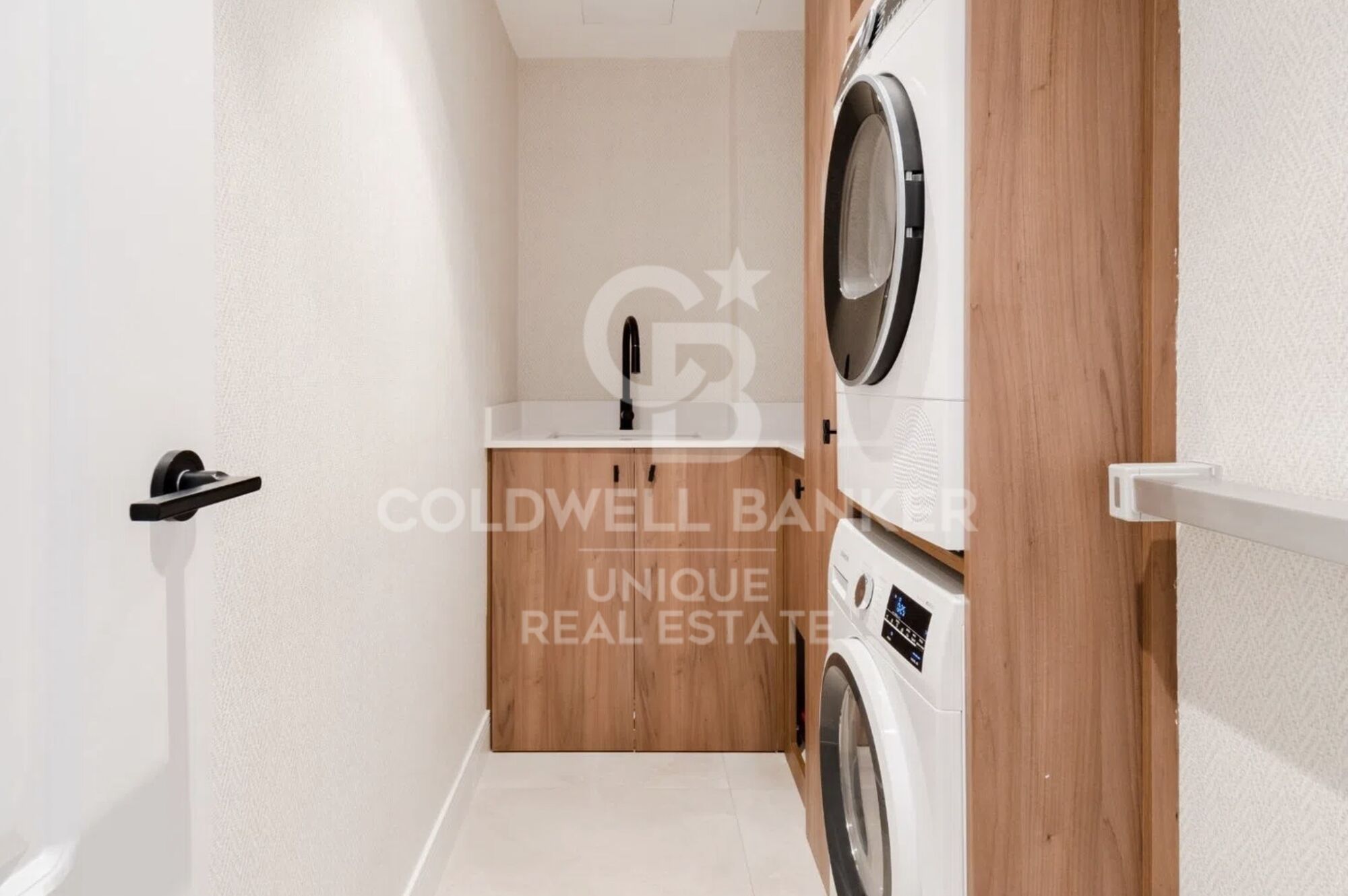 Renovated penthouse with terrace and storage room in Castellana, Madrid