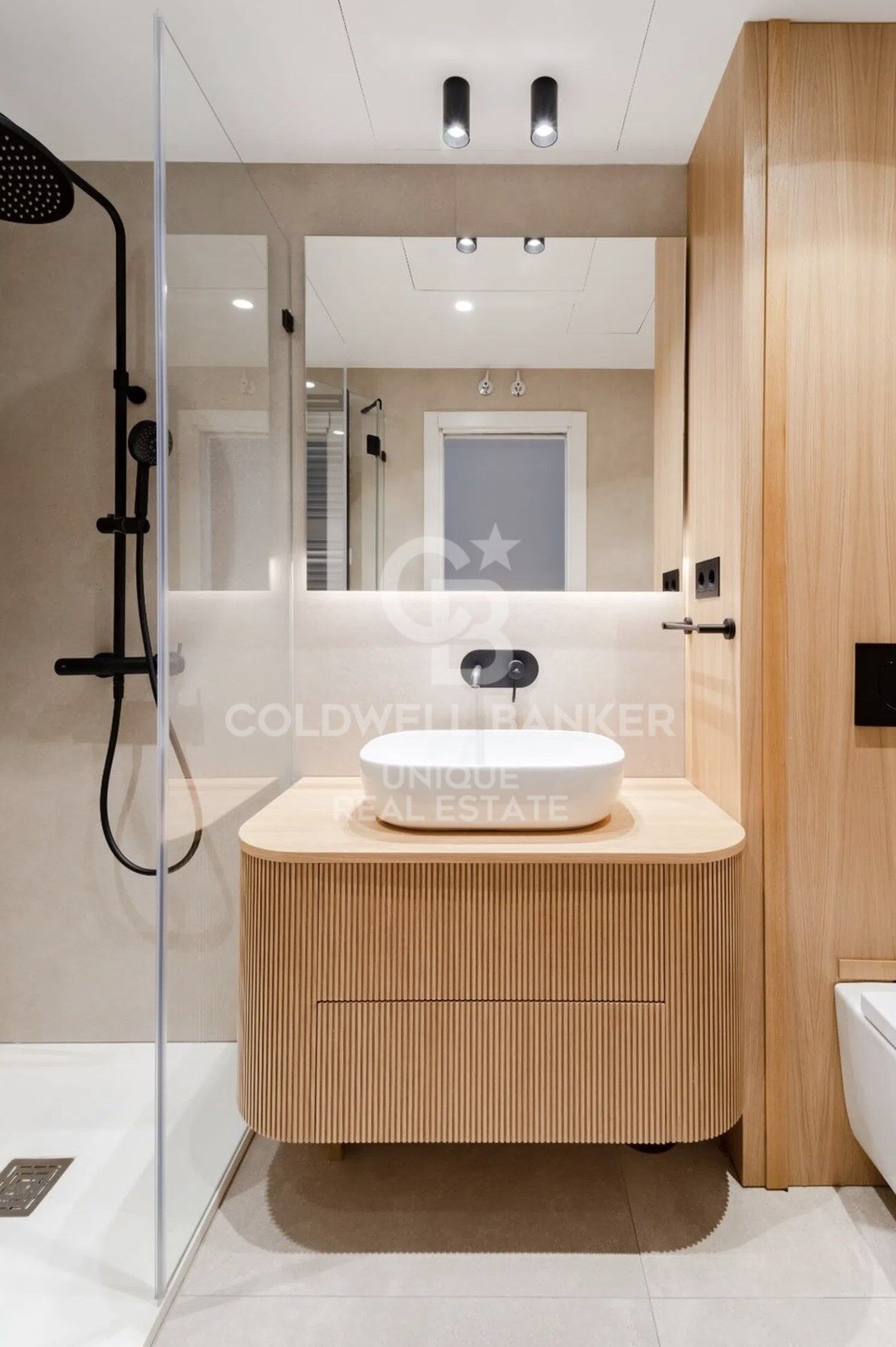 Renovated penthouse with terrace and storage room in Castellana, Madrid