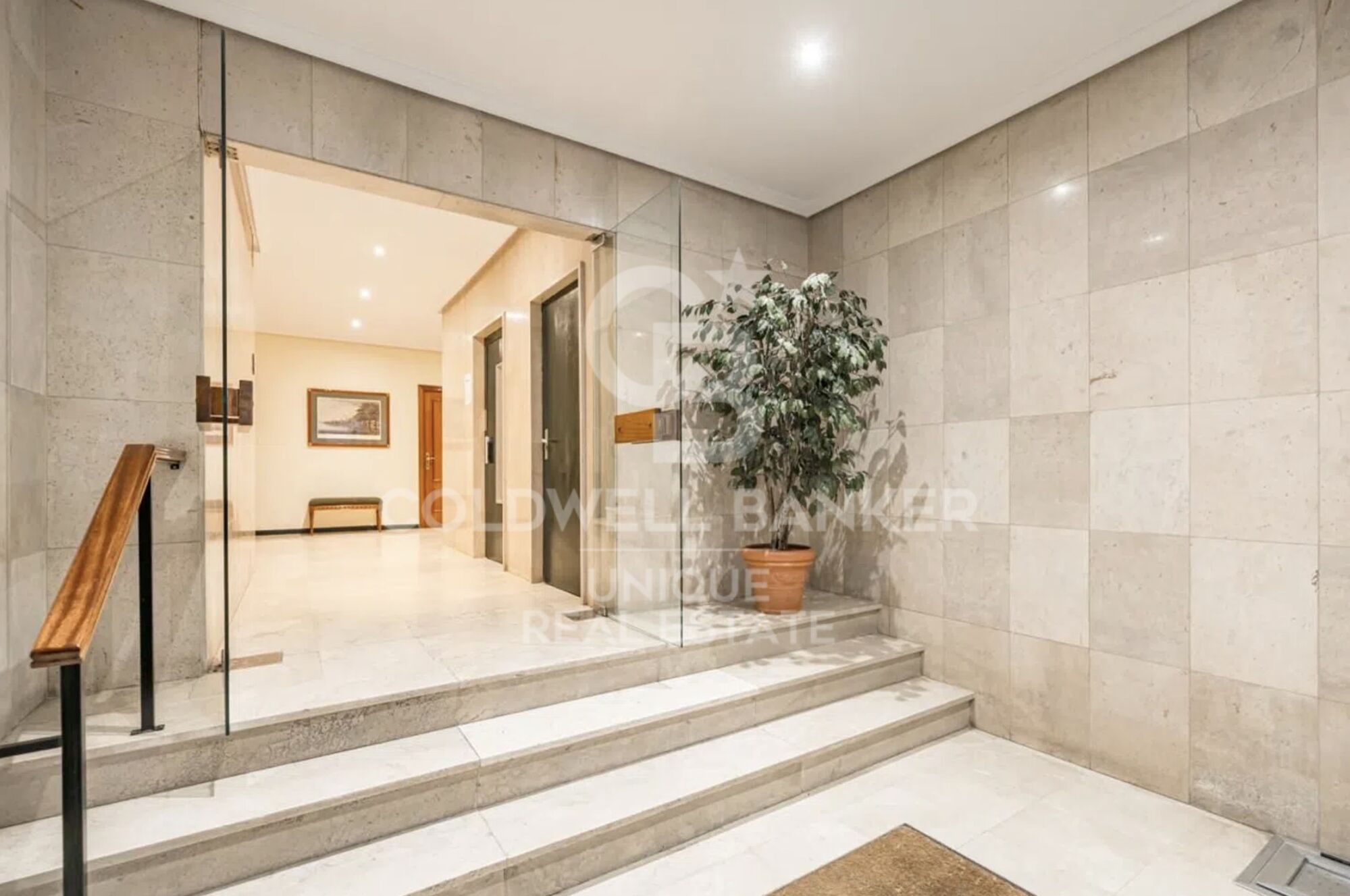 Renovated exterior apartment in Castellana, Madrid