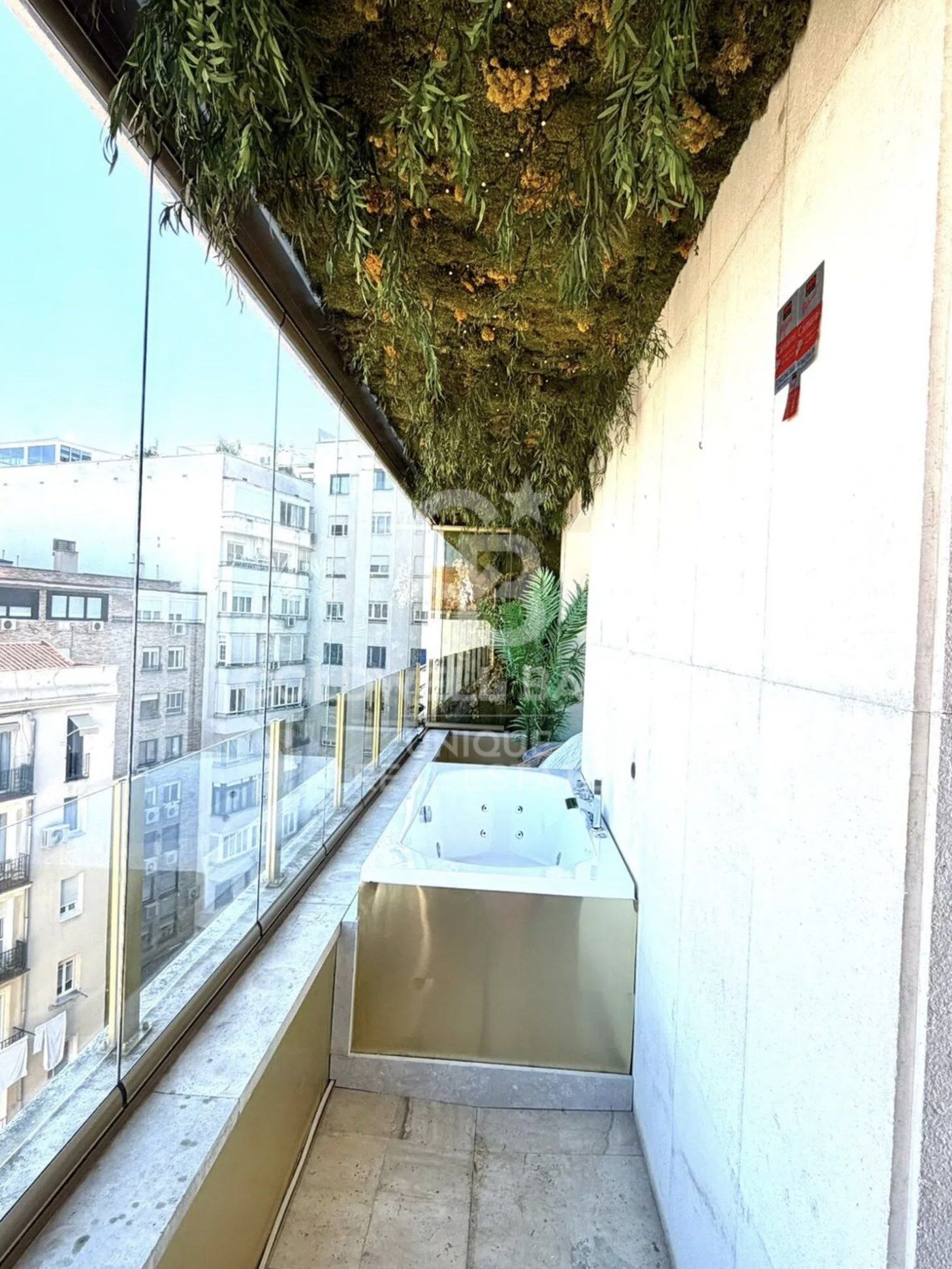 Renovated exterior penthouse with terrace, garage and storage room in Recoletos, Madrid