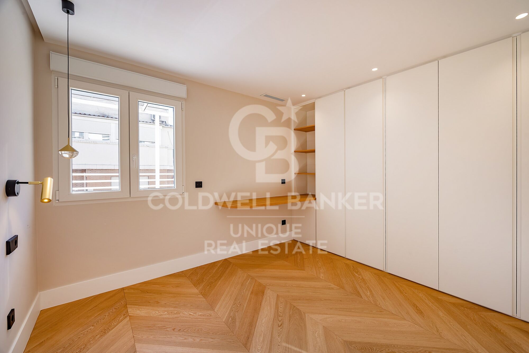 Renovated exterior penthouse with terrace in Trafalgar, Madrid