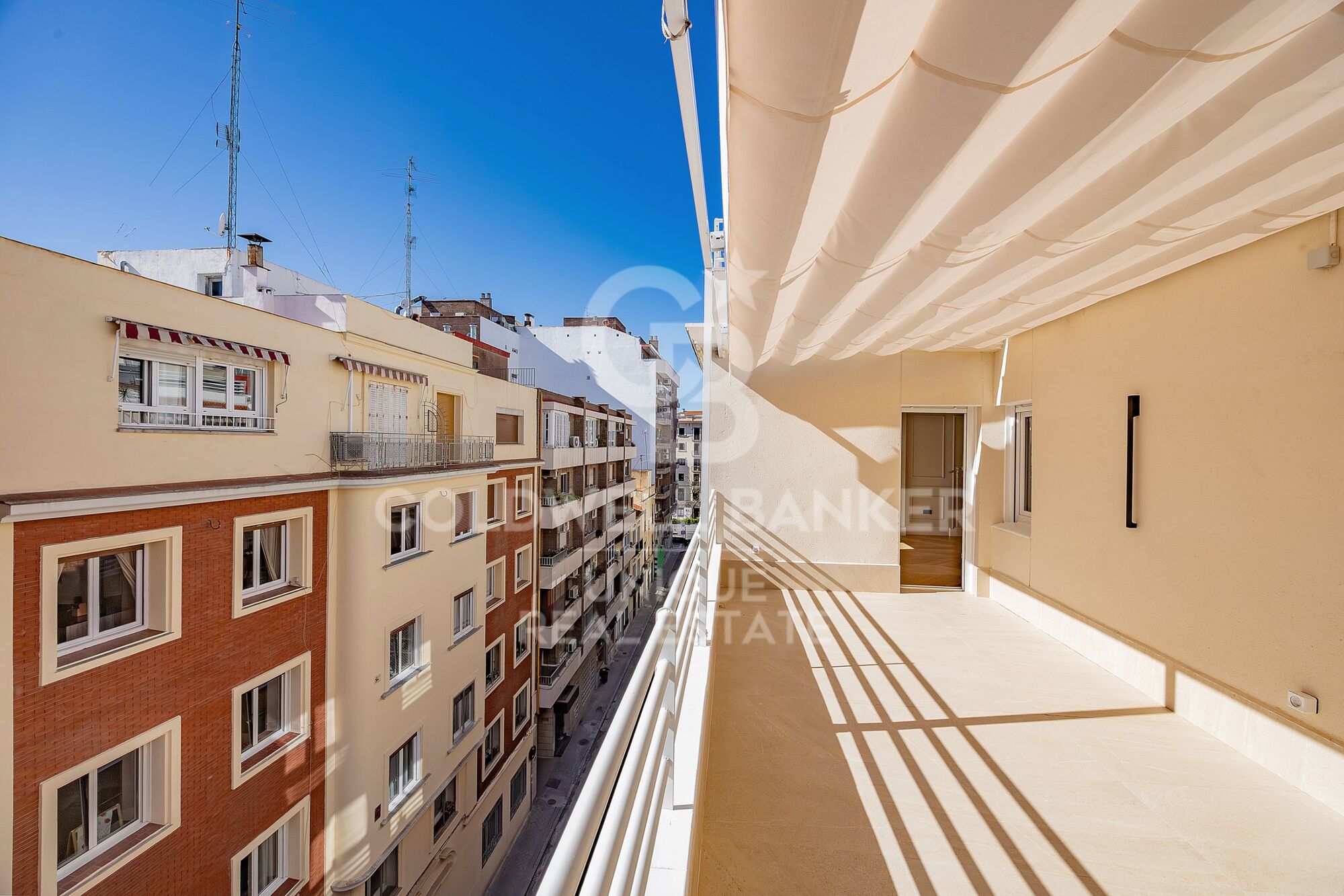 Renovated exterior penthouse with terrace in Trafalgar, Madrid