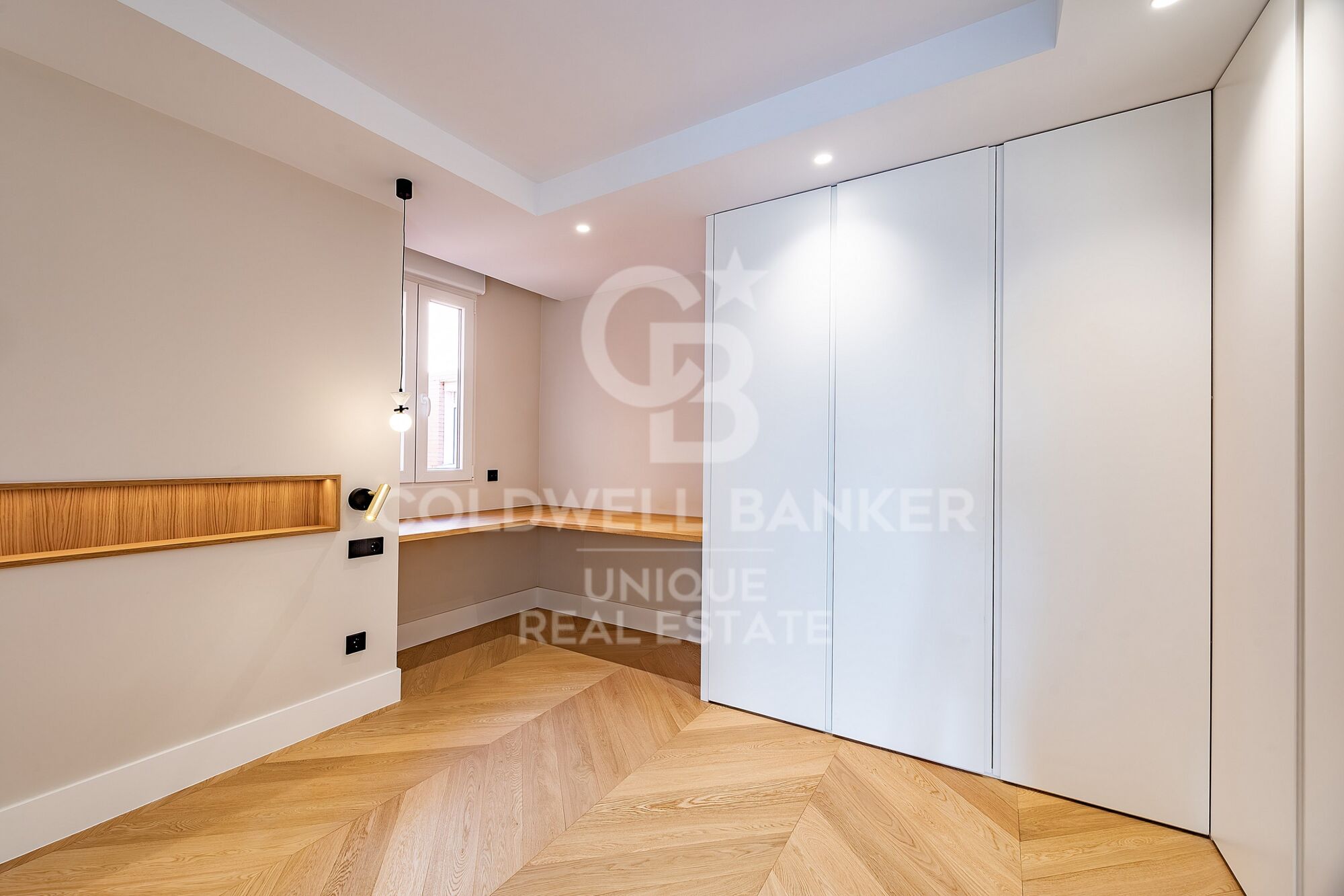 Renovated exterior penthouse with terrace in Trafalgar, Madrid