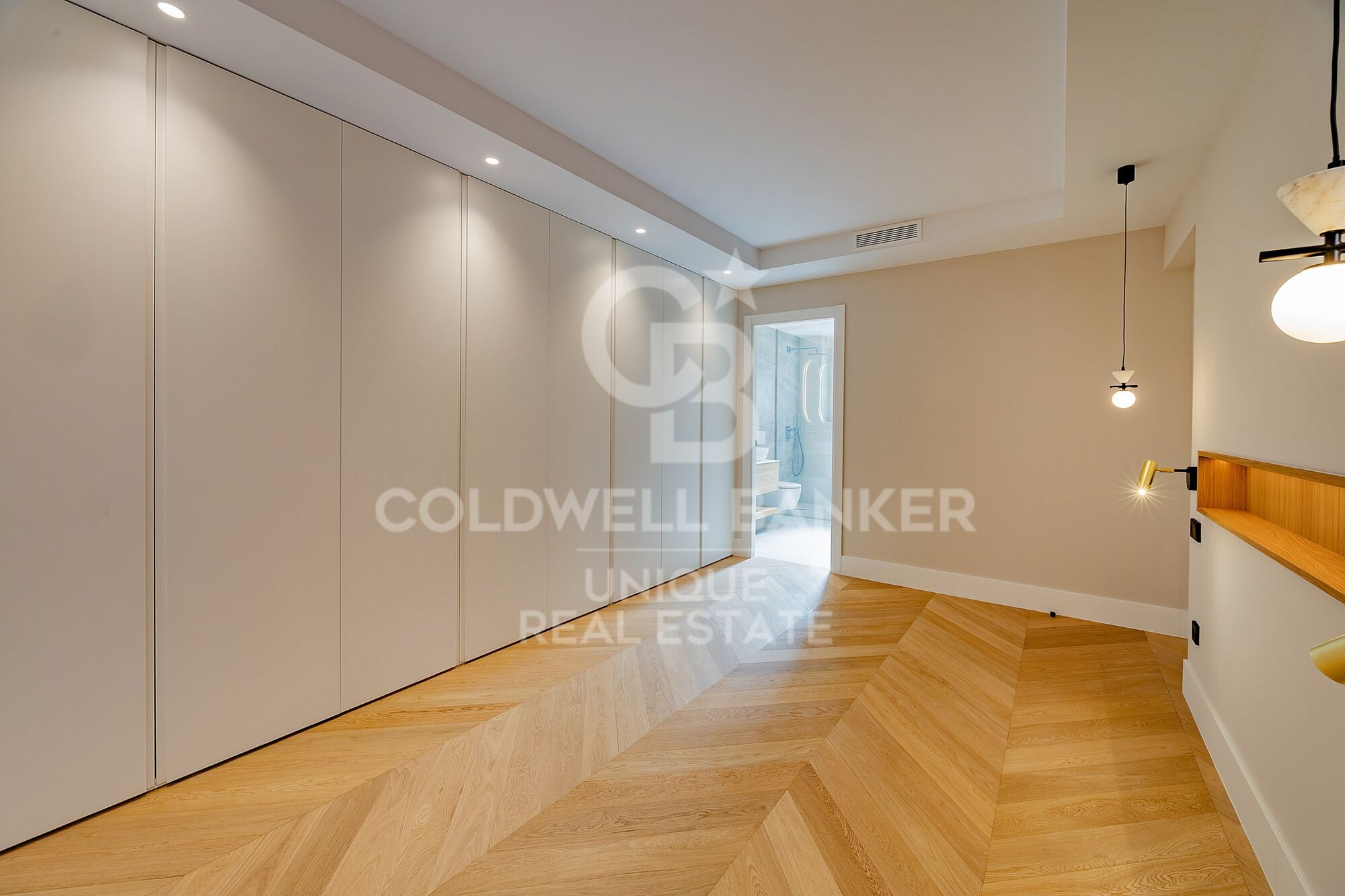 Renovated exterior penthouse with terrace in Trafalgar, Madrid