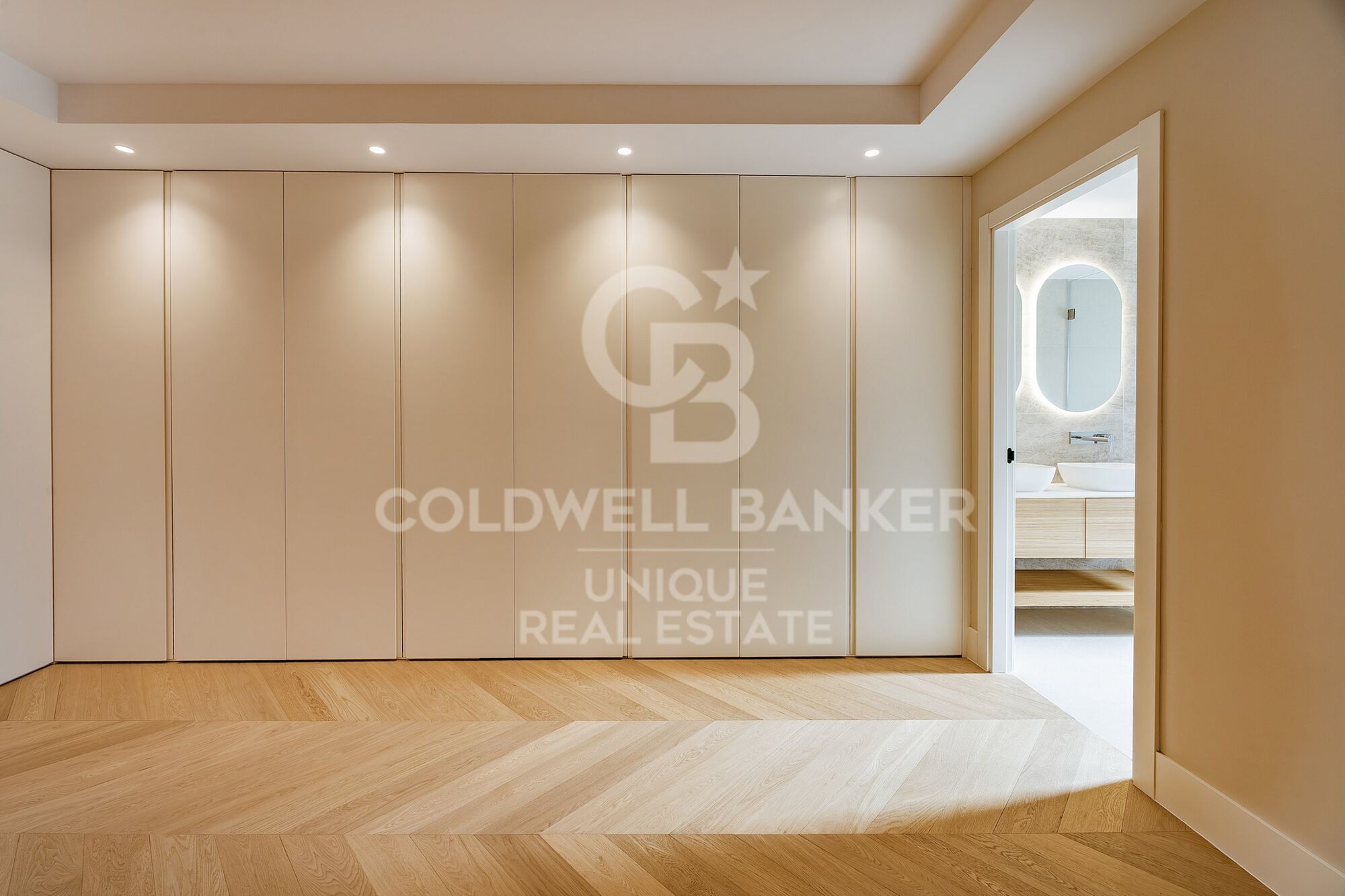 Renovated exterior penthouse with terrace in Trafalgar, Madrid