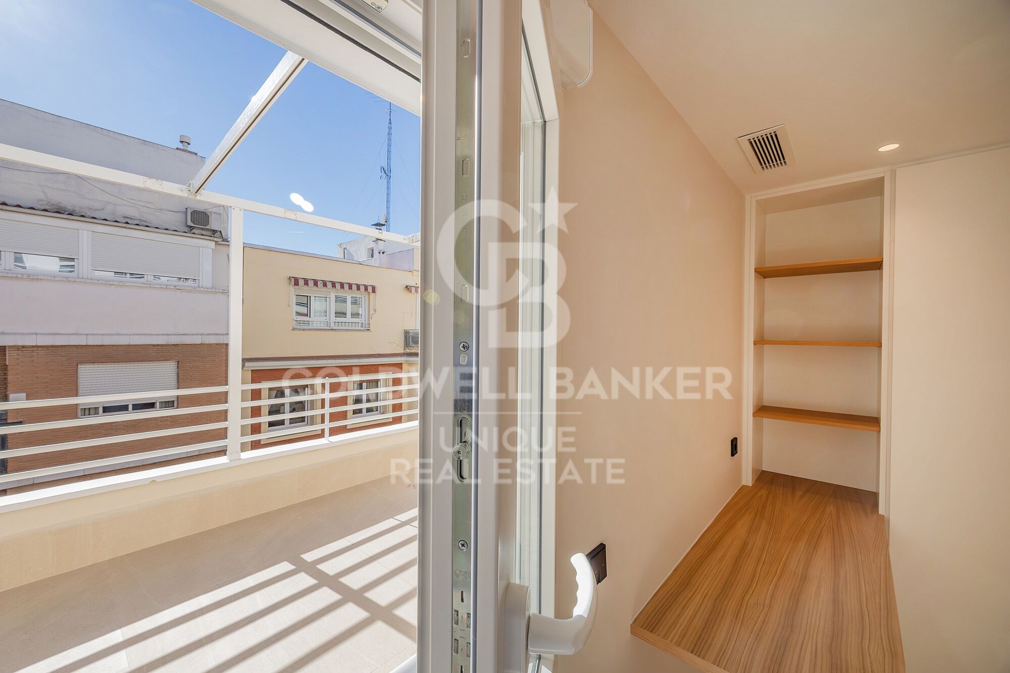 Renovated exterior penthouse with terrace in Trafalgar, Madrid