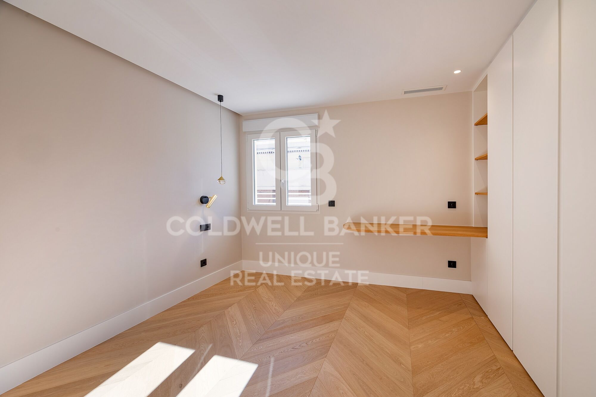 Renovated exterior penthouse with terrace in Trafalgar, Madrid