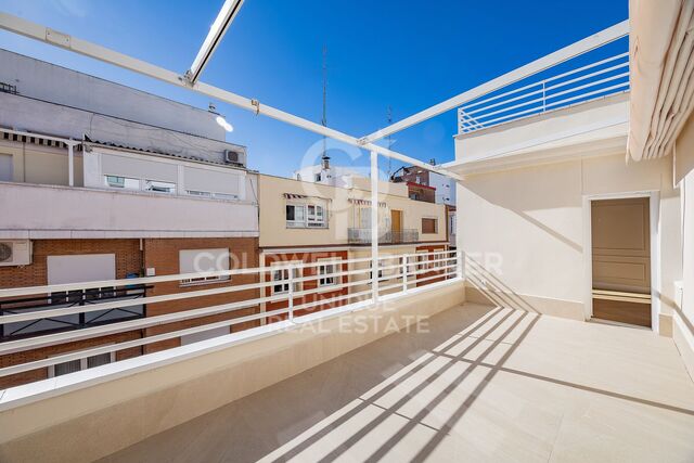 Renovated exterior penthouse with terrace in Trafalgar, Madrid