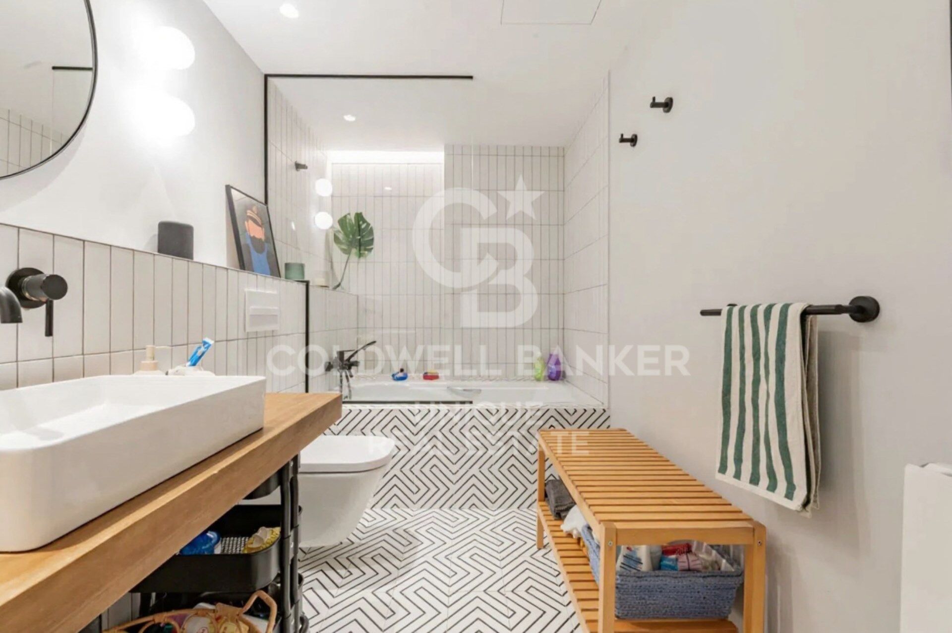 Exterior apartment with terrace and storage room in Chamberí, Madrid