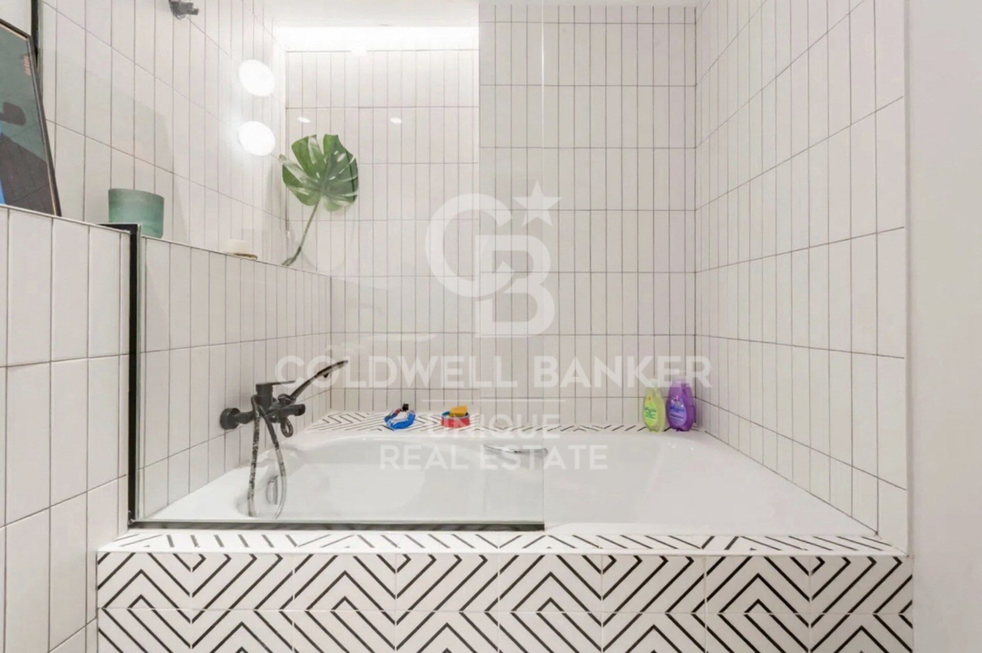 Exterior apartment with terrace and storage room in Chamberí, Madrid