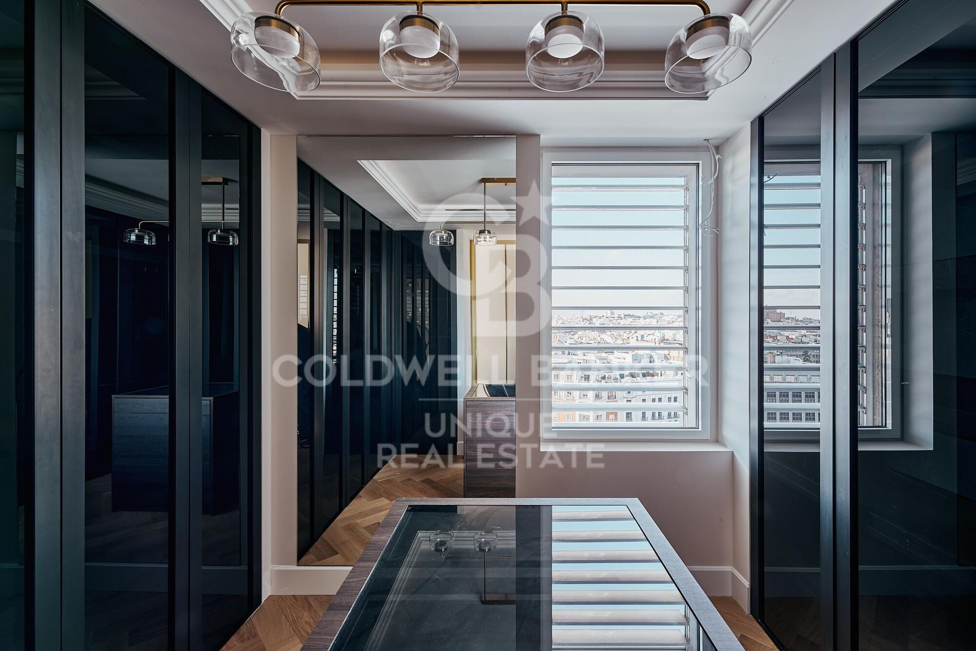 Renovated exterior flat with garage and storage room in El Viso, Madrid