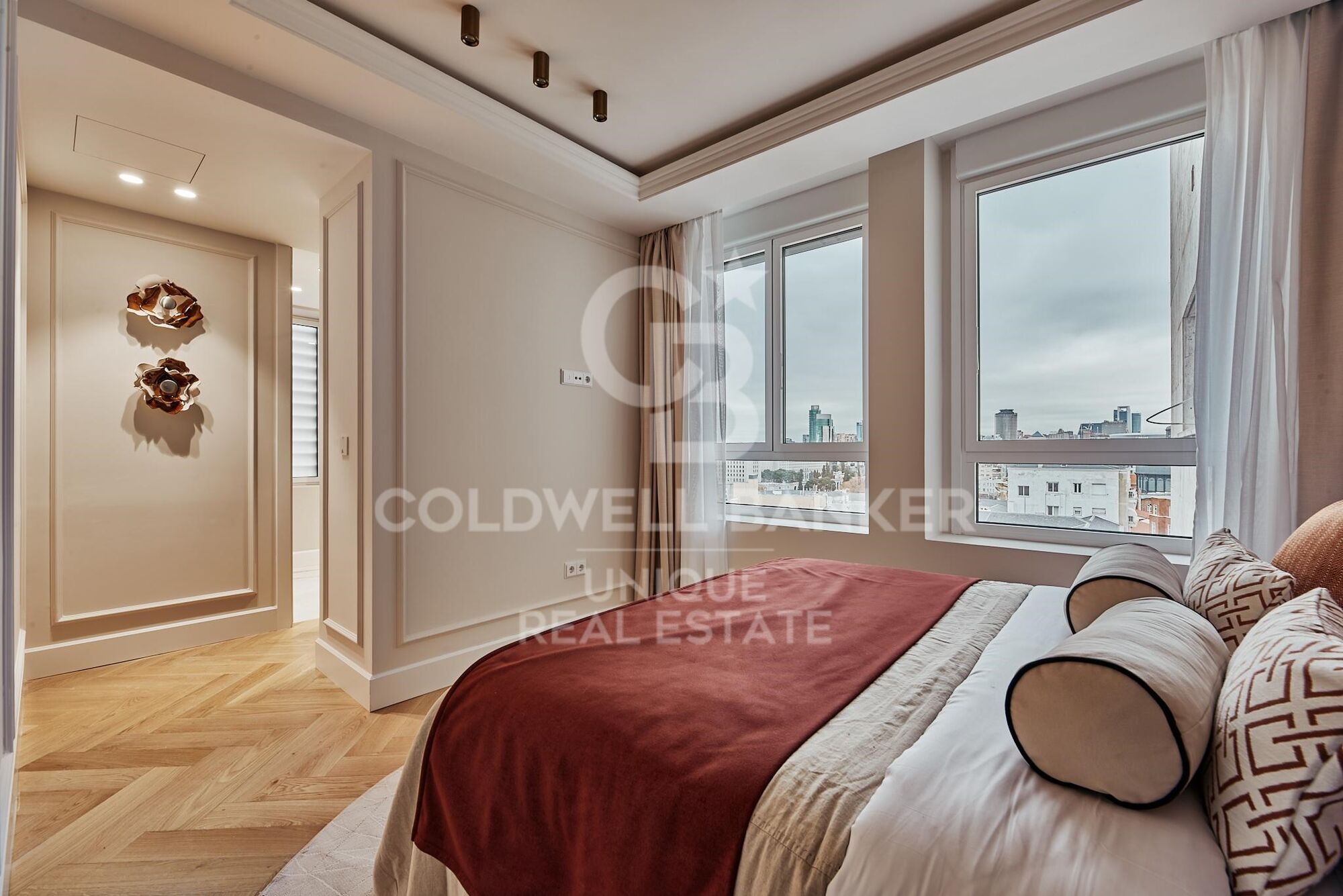 Renovated exterior flat with garage and storage room in El Viso, Madrid