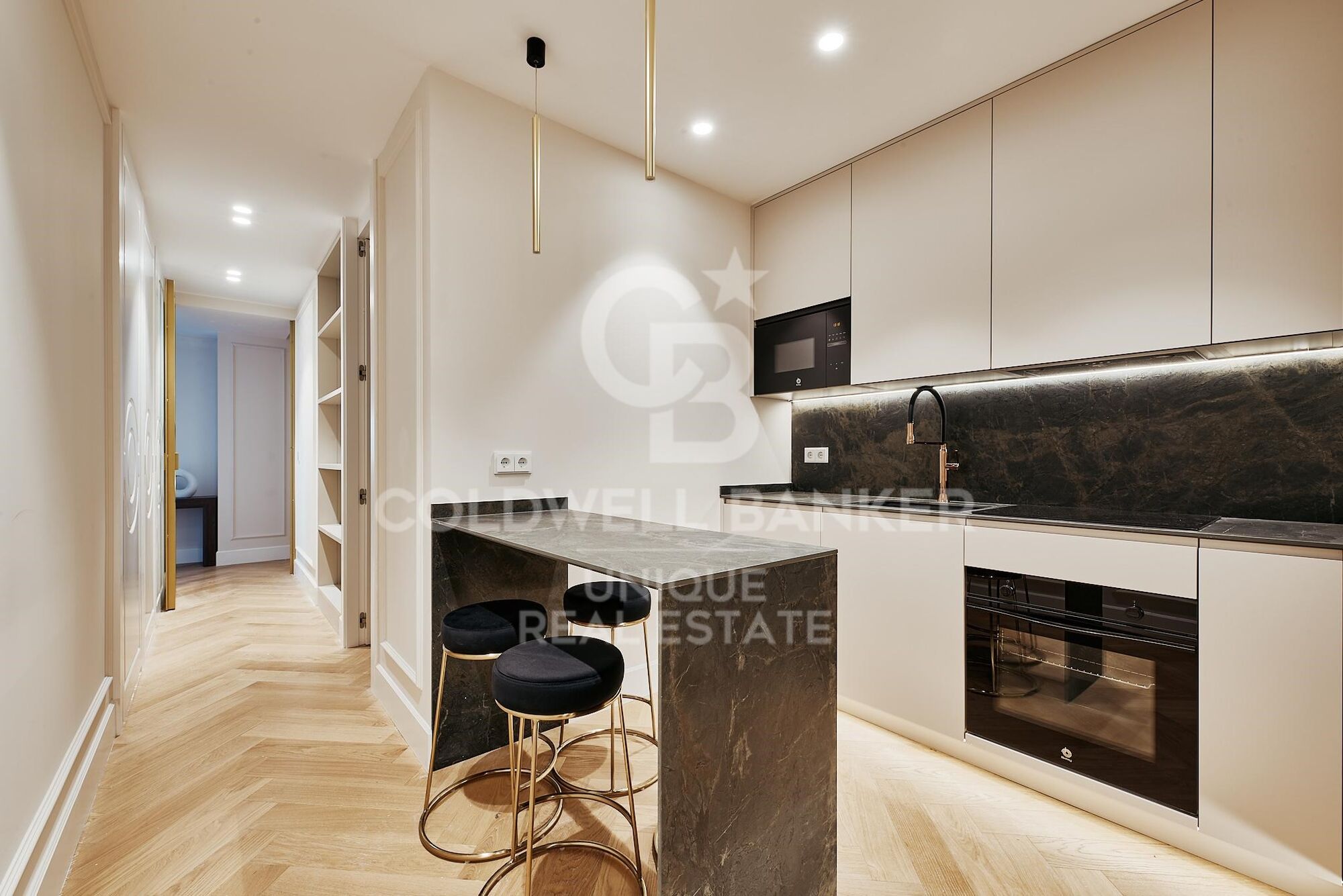 Renovated exterior flat with garage and storage room in El Viso, Madrid