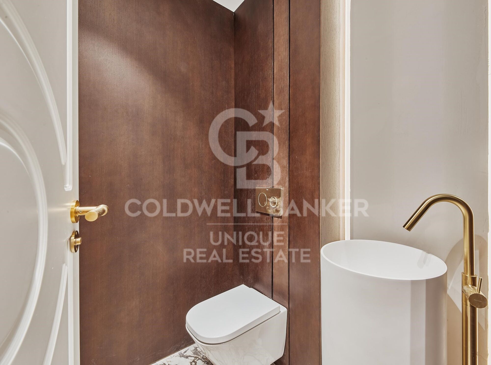 Renovated exterior flat with garage and storage room in El Viso, Madrid