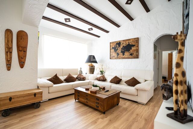 Villa exclusiva de 400 m² con piscina y jardín a 100 m de la playa en Alcanar, Tarragona.