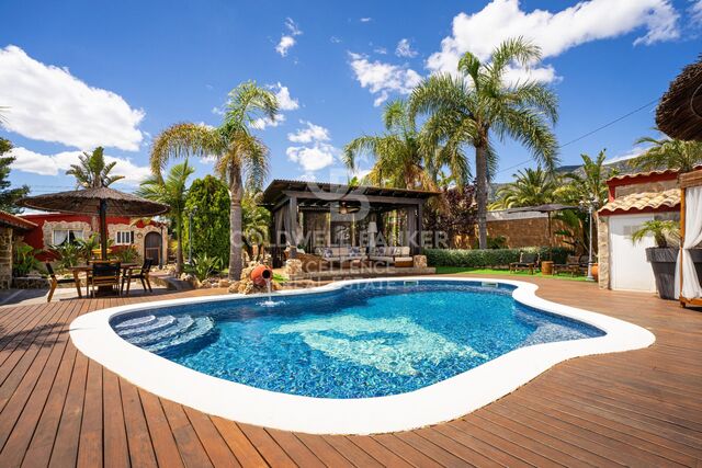 Villa exclusiva de 400 m² con piscina y jardín a 100 m de la playa en Alcanar, Tarragona.