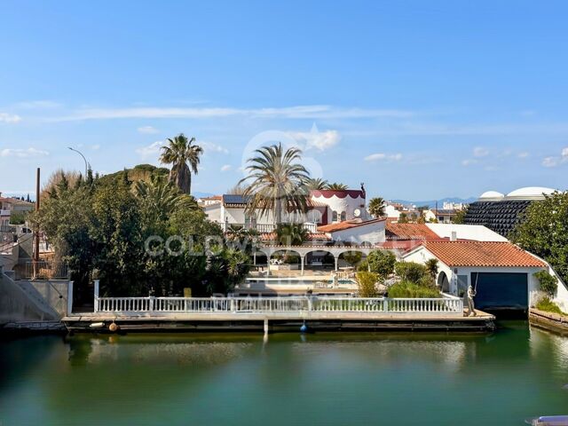 Villa antes de los puentes con amarre de 30 m y garaje en Empuriabrava