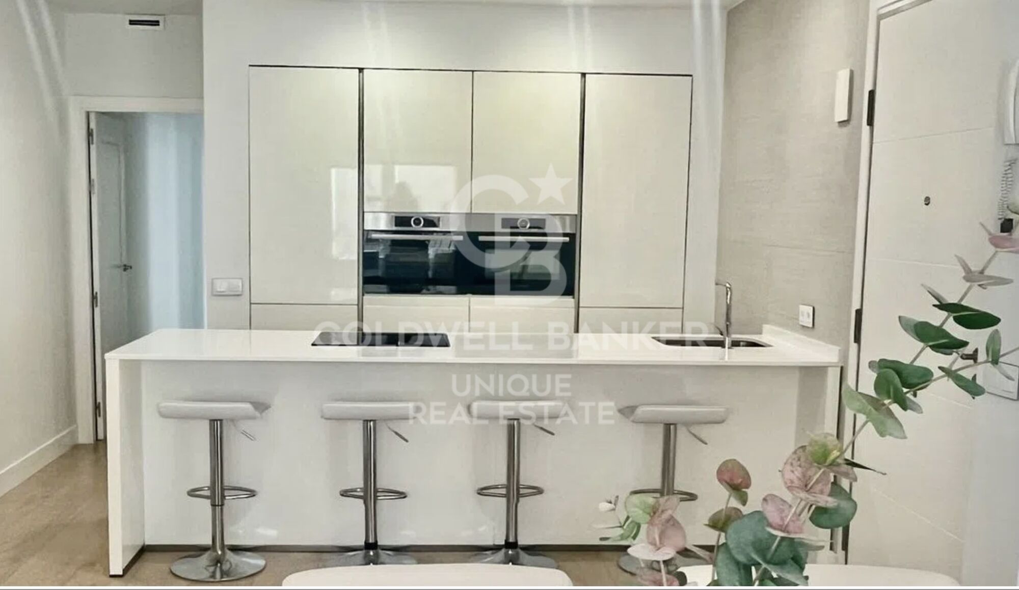 Exclusive renovated house on the top floor with great luminosity