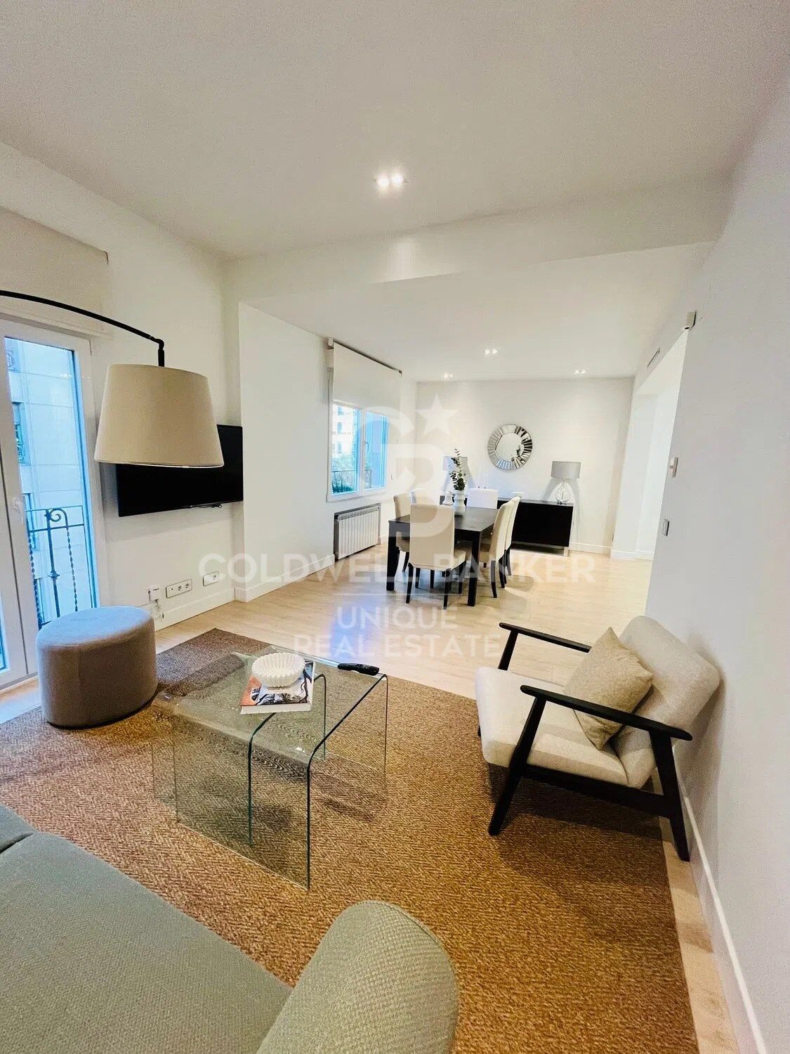 Exclusive renovated house on the top floor with great luminosity